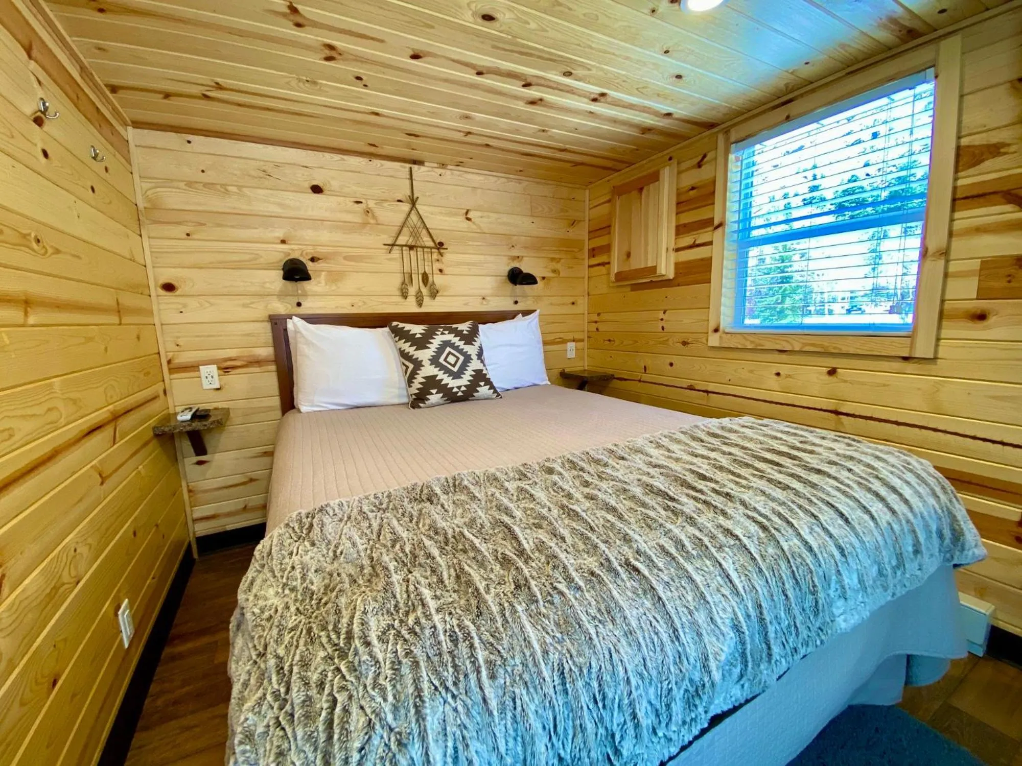 Bed in Ouray Riverside Resort - Inn & Cabins
