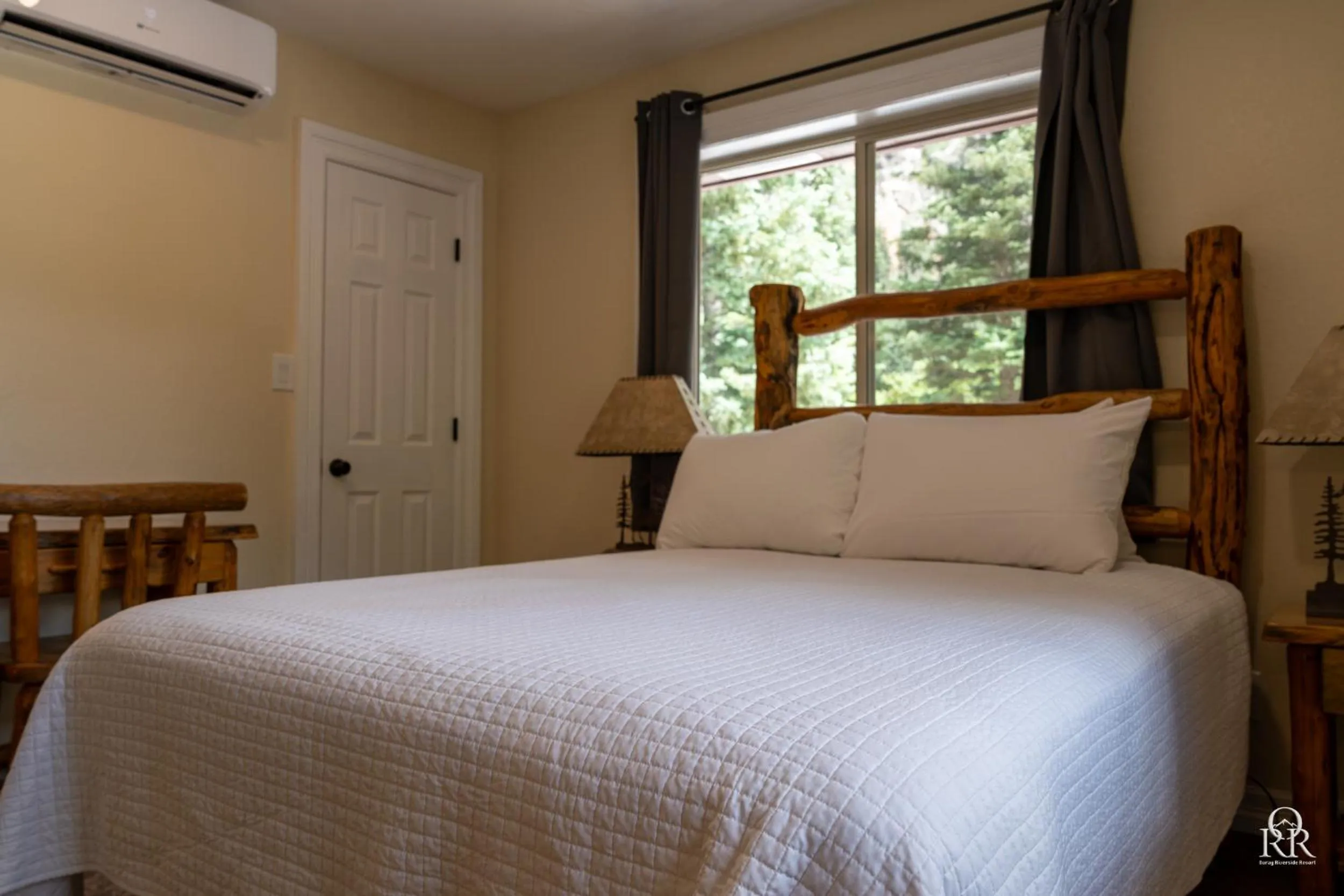 Bed in Ouray Riverside Resort - Inn & Cabins