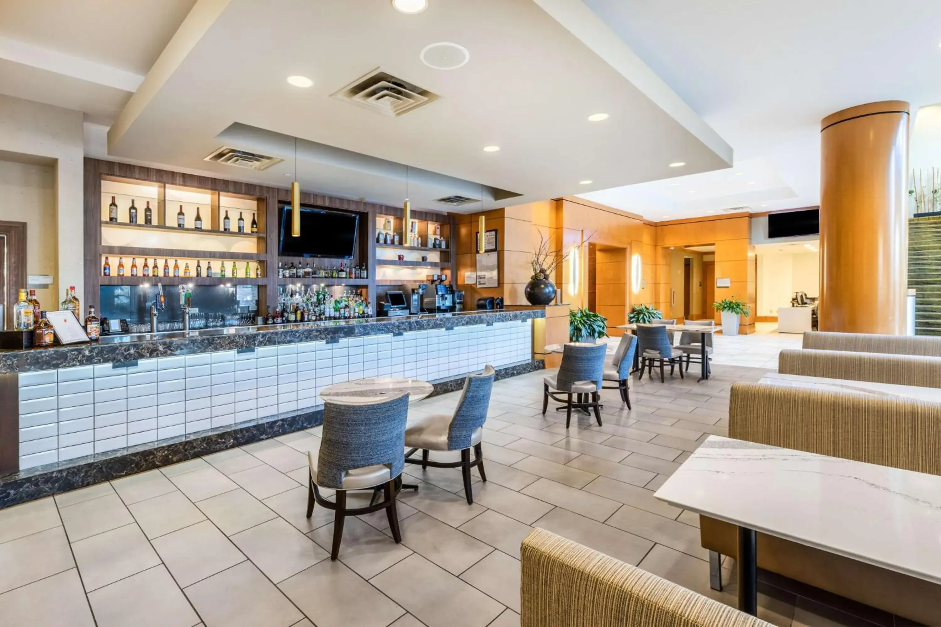 Lounge or bar in Embassy Suites by Hilton Houston-Energy Corridor Lounge or bar in Embassy Suites by Hilton Houston-Energy Corridor
