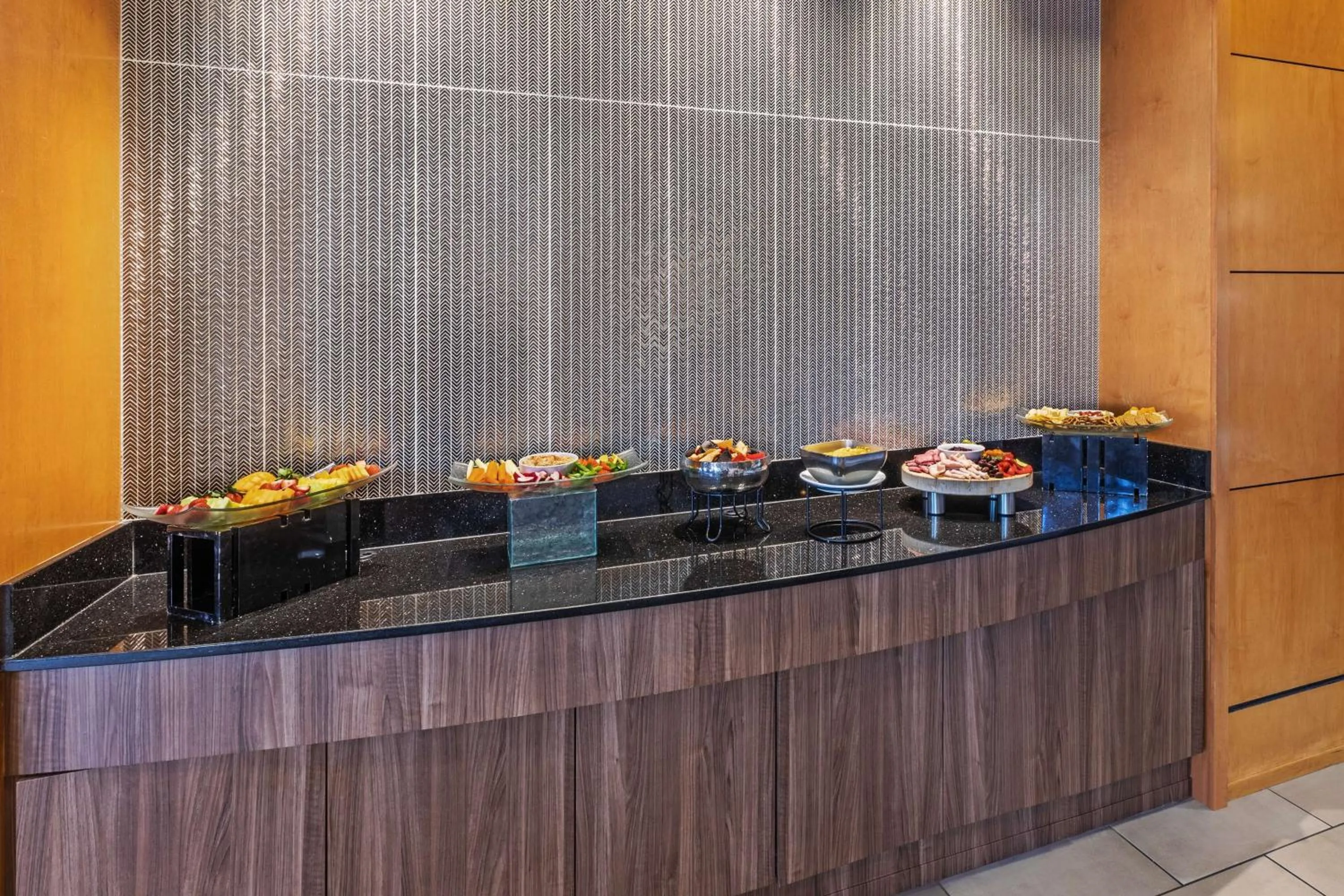 Dining area in Embassy Suites by Hilton Houston-Energy Corridor