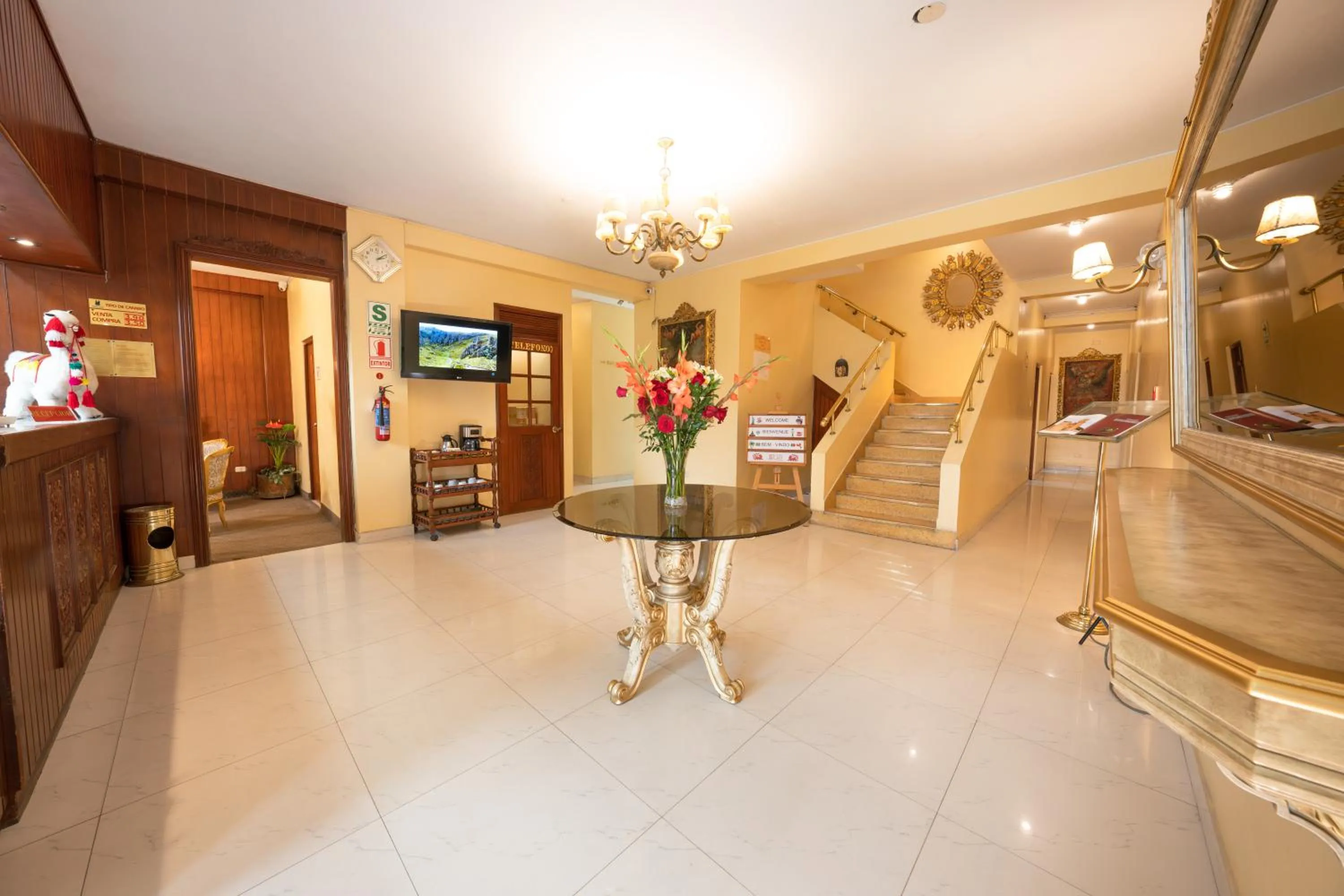 Lobby or reception in Hotel Manhattan Inn Airport