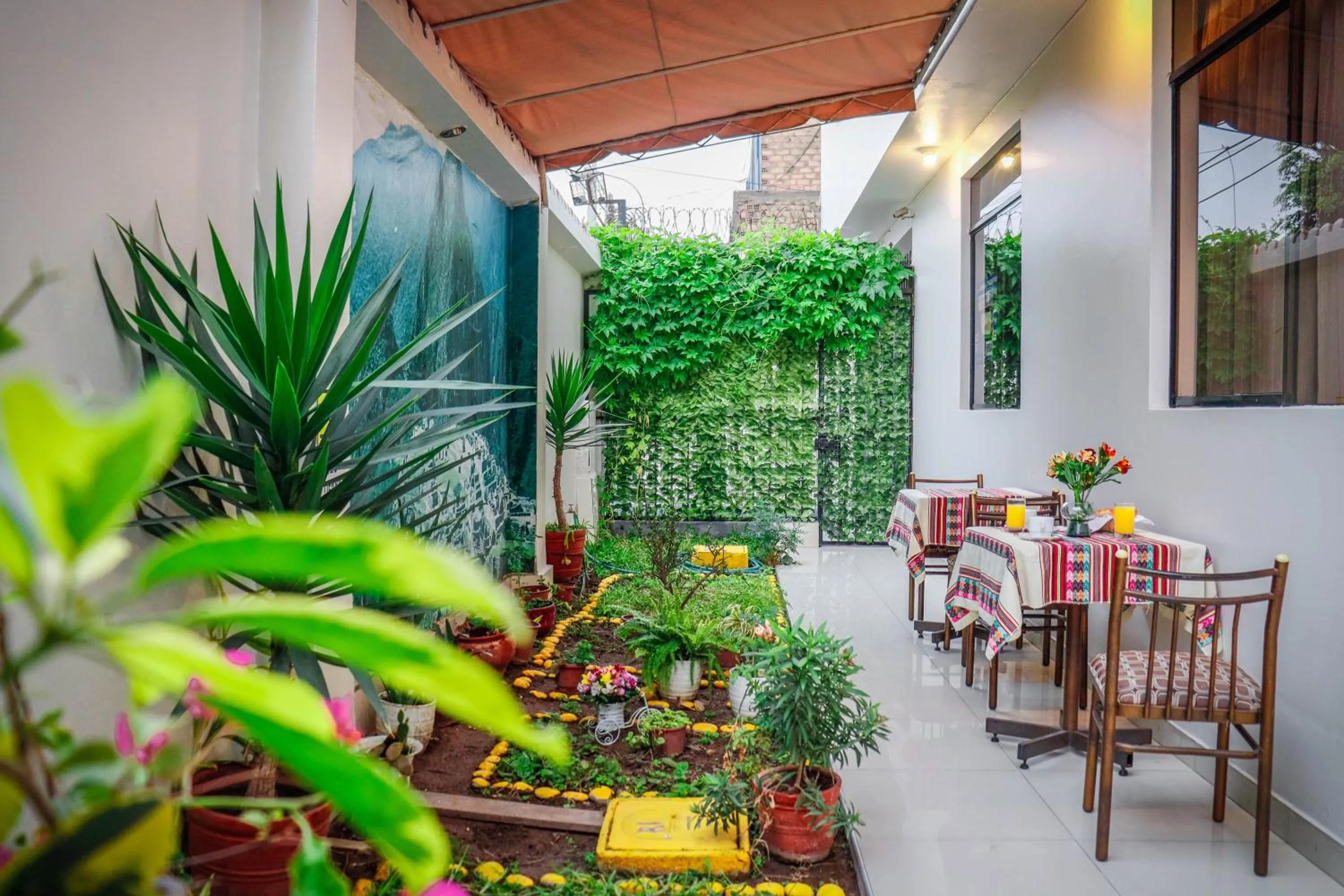 Patio in Hotel Manhattan Inn Airport