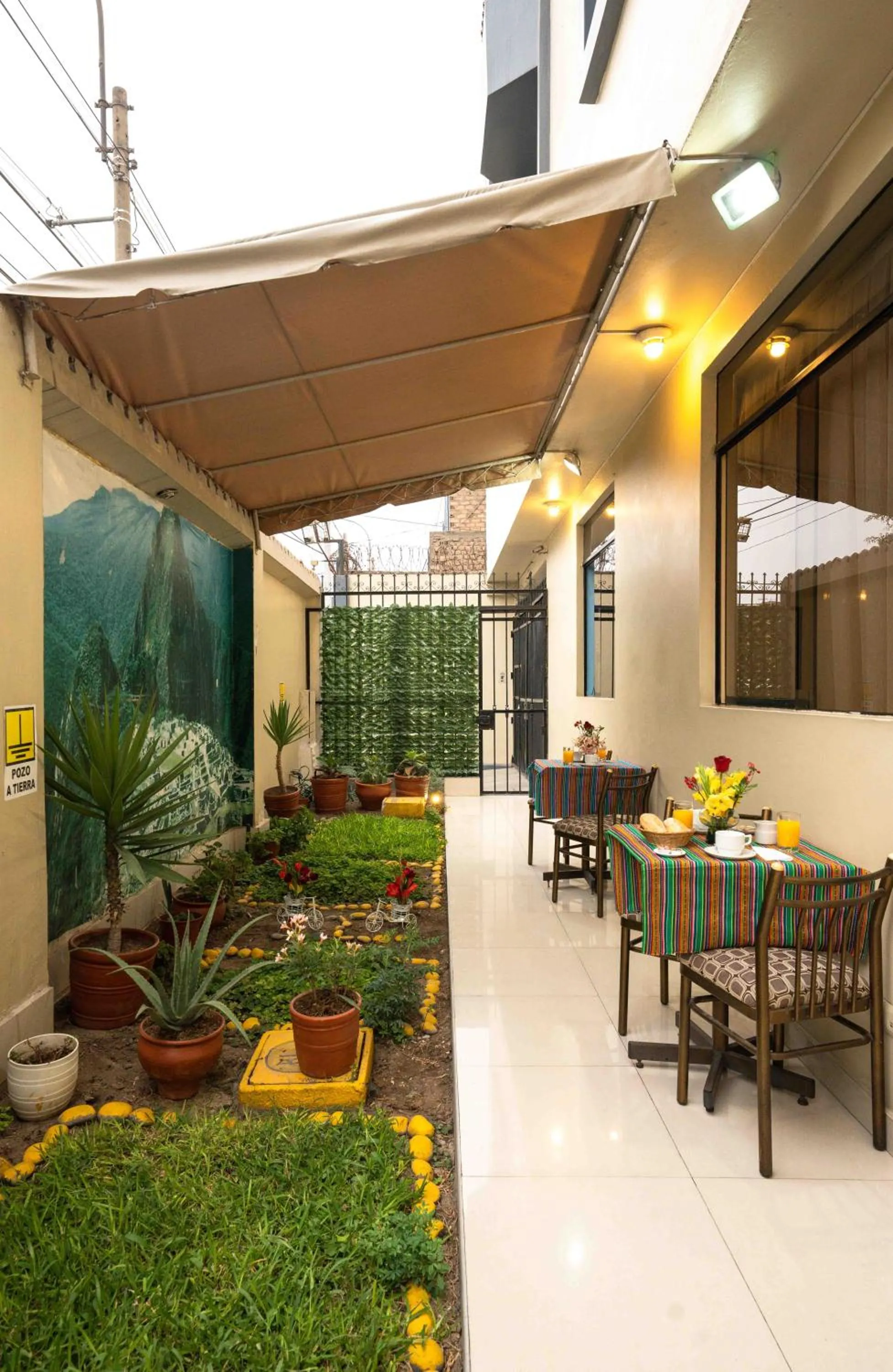 Garden view in Hotel Manhattan Inn Airport