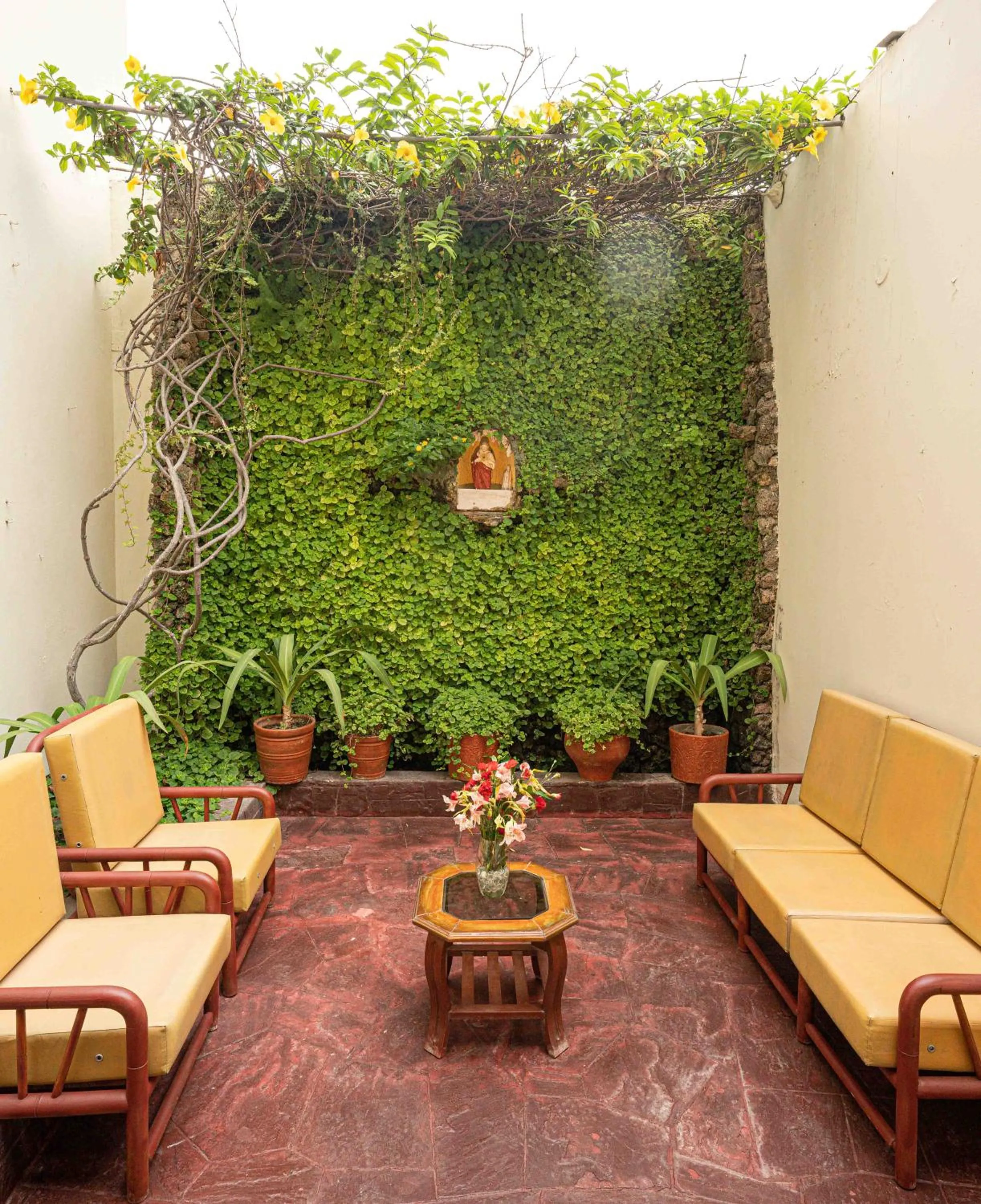 Seating area in Hotel Manhattan Inn Airport