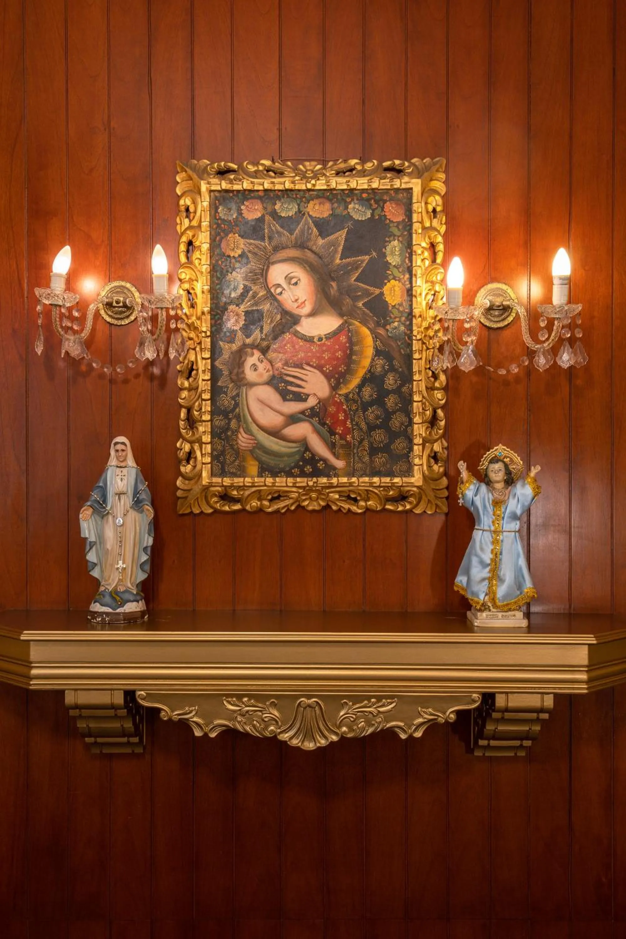 Decorative detail in Hotel Manhattan Inn Airport