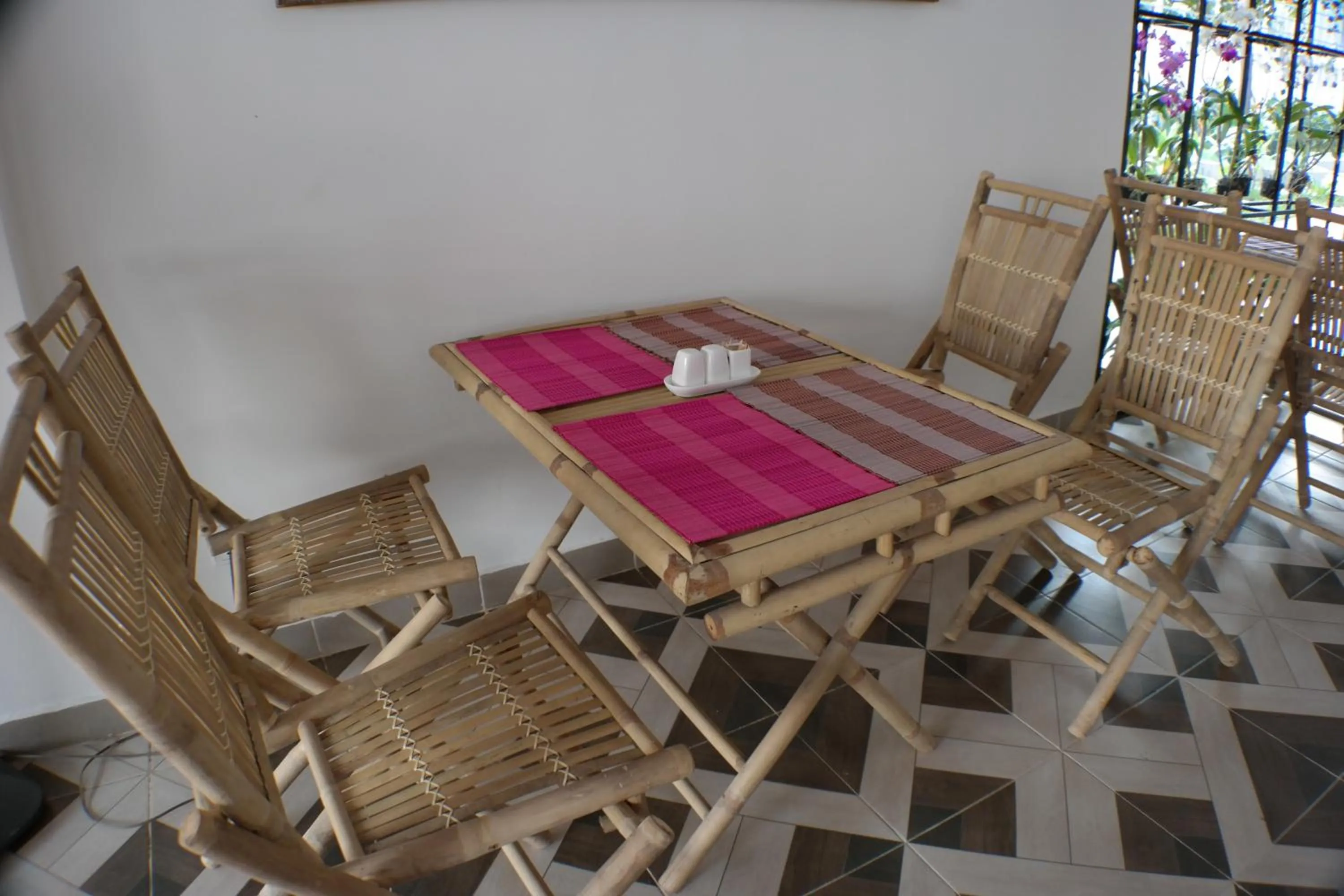 Restaurant/places to eat in Mowin Boutique Hotel & Residence