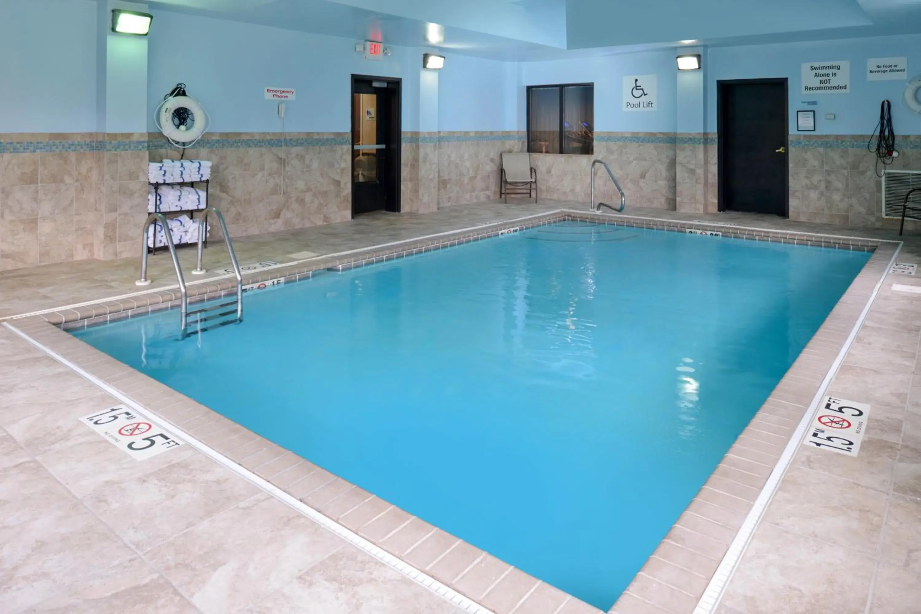 Swimming pool in Holiday Inn Express Hotel & Suites Youngstown - North Lima/Boardman by IHG Swimming pool in Holiday Inn Express Hotel & Suites Youngstown - North Lima/Boardman by IHG