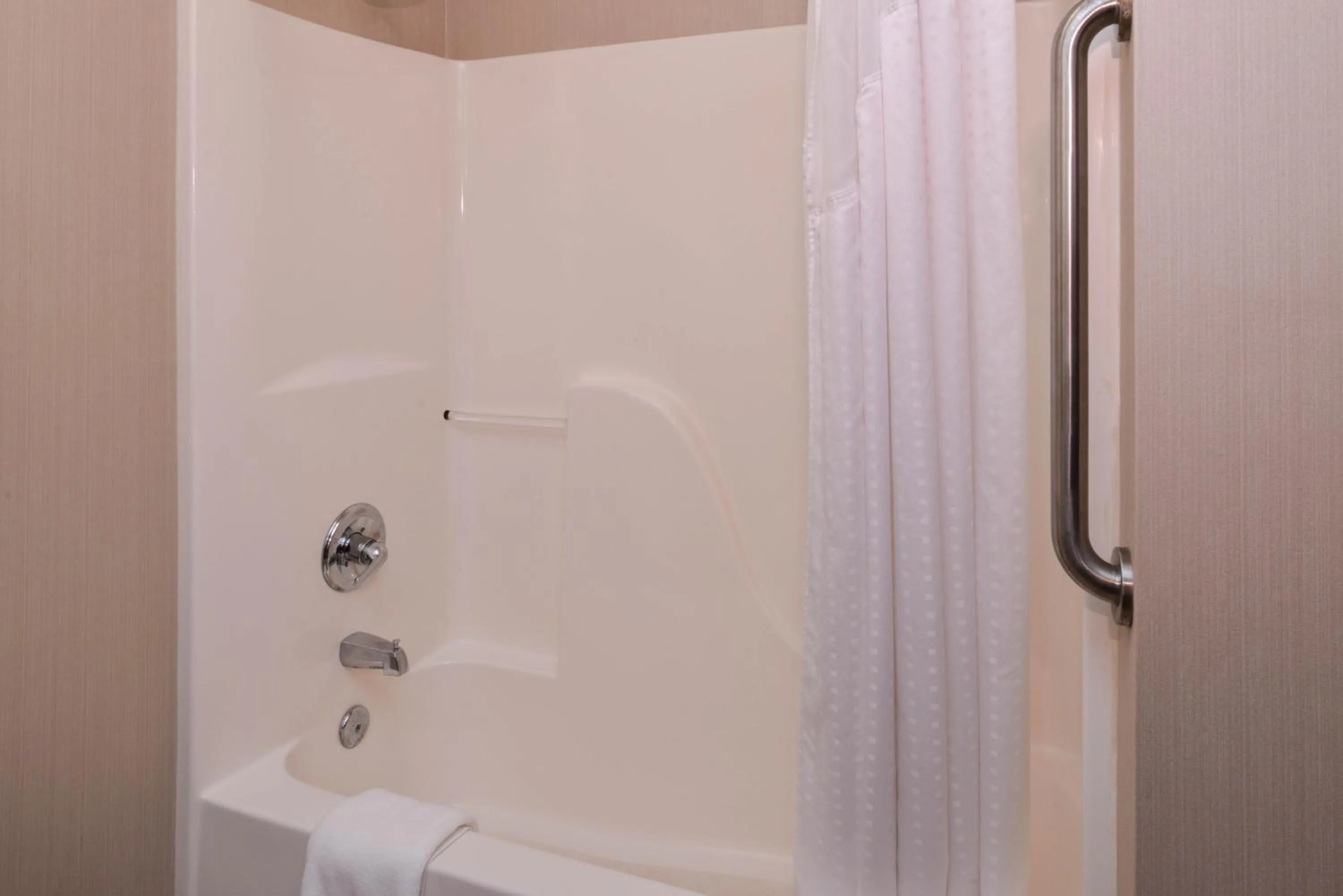 Bathroom in Holiday Inn Express Hotel & Suites Youngstown - North Lima/Boardman by IHG