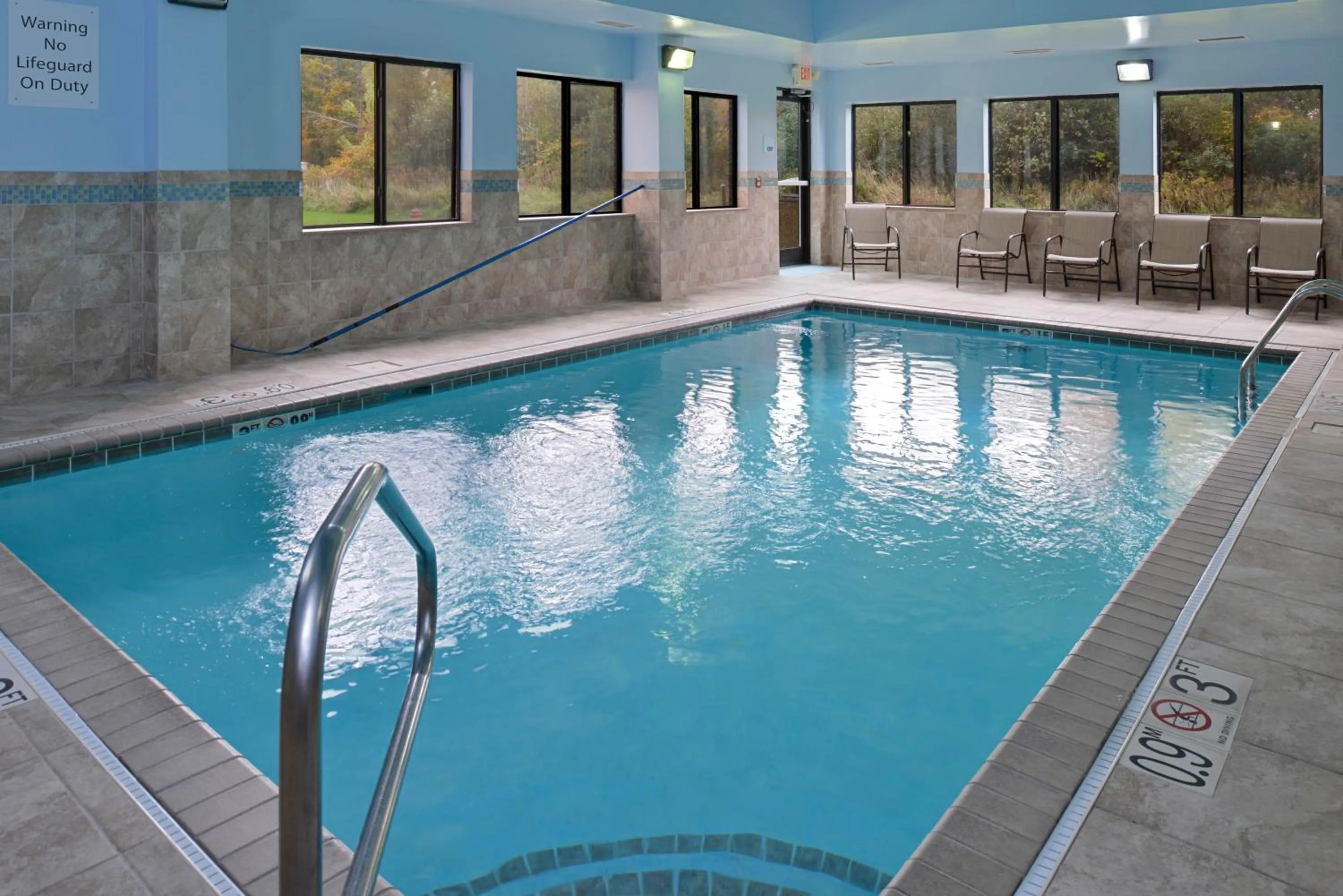 Swimming pool in Holiday Inn Express Hotel & Suites Youngstown - North Lima/Boardman by IHG
