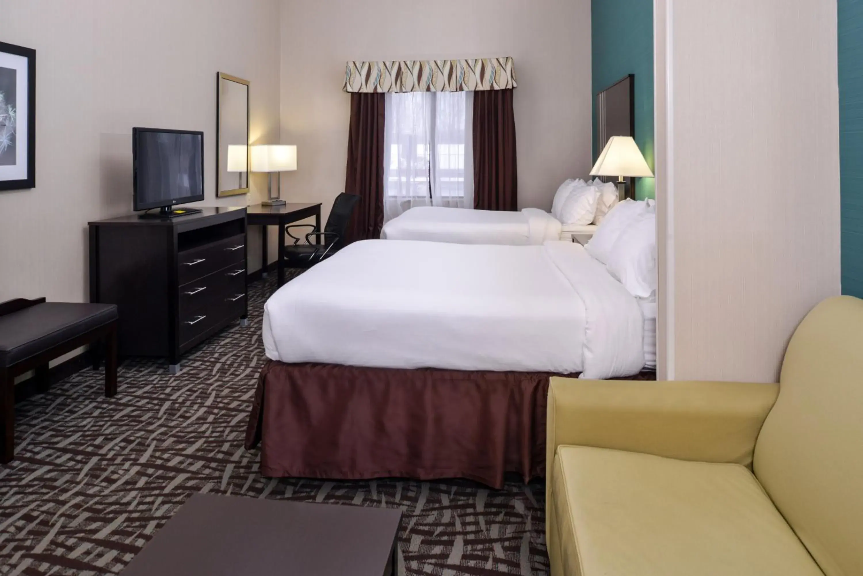 Photo of the whole room, Bed in Holiday Inn Express Hotel & Suites Youngstown - North Lima/Boardman by IHG Photo of the whole room, Bed in Holiday Inn Express Hotel & Suites Youngstown - North Lima/Boardman by IHG