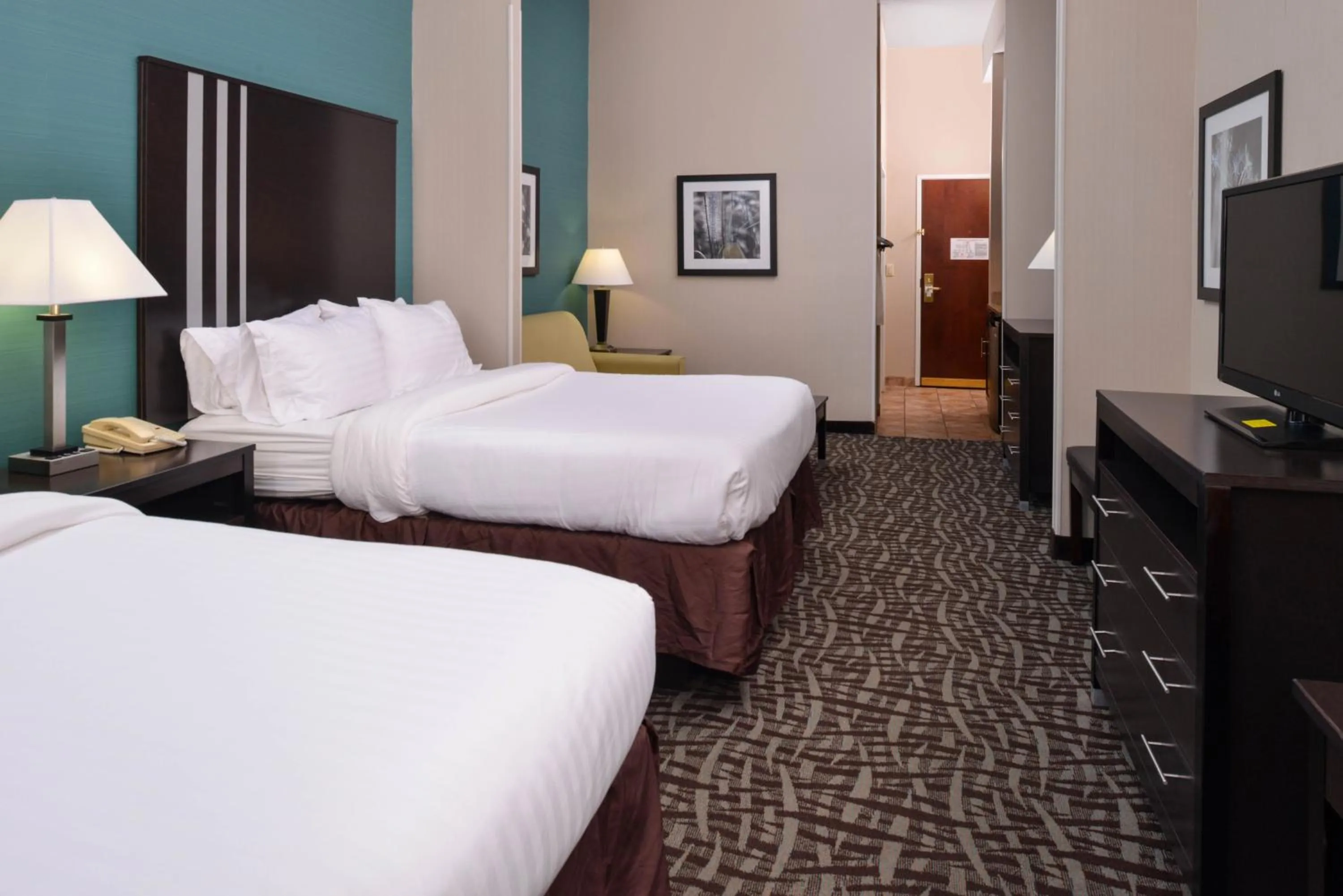 Photo of the whole room, Bed in Holiday Inn Express Hotel & Suites Youngstown - North Lima/Boardman by IHG