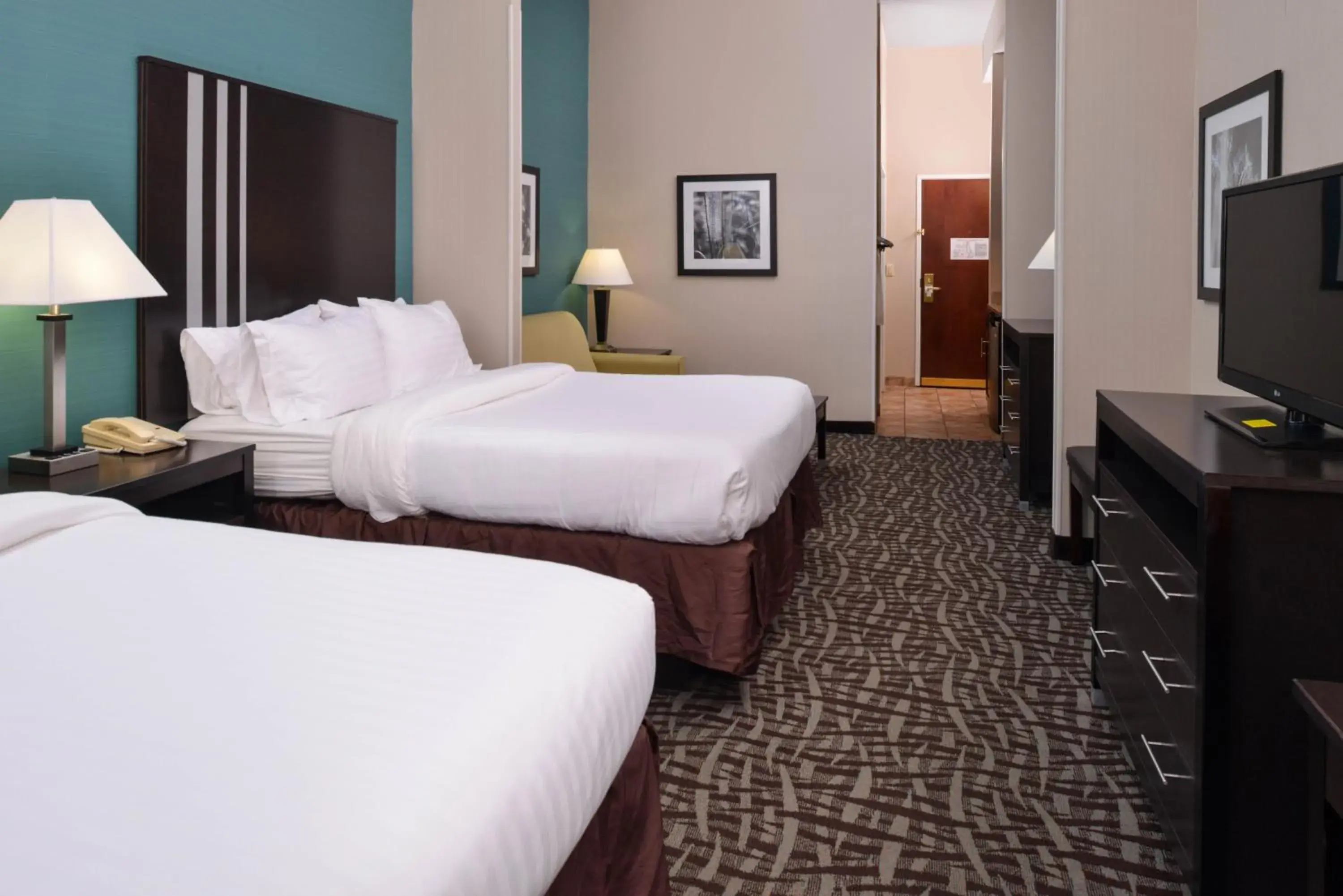 Photo of the whole room, Bed in Holiday Inn Express Hotel & Suites Youngstown - North Lima/Boardman by IHG Photo of the whole room, Bed in Holiday Inn Express Hotel & Suites Youngstown - North Lima/Boardman by IHG