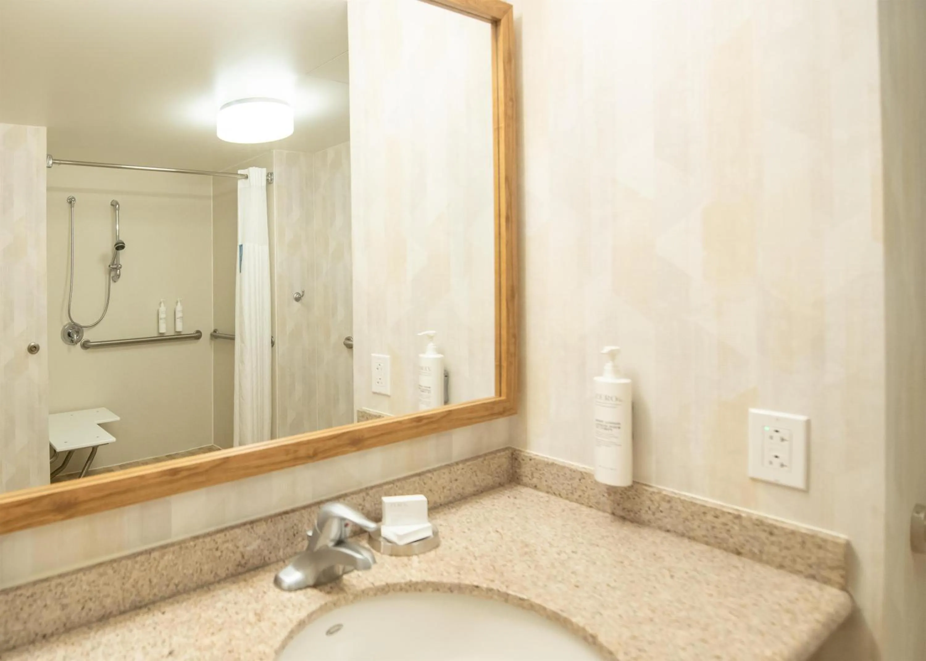 Bathroom in Hampton Inn Presque Isle