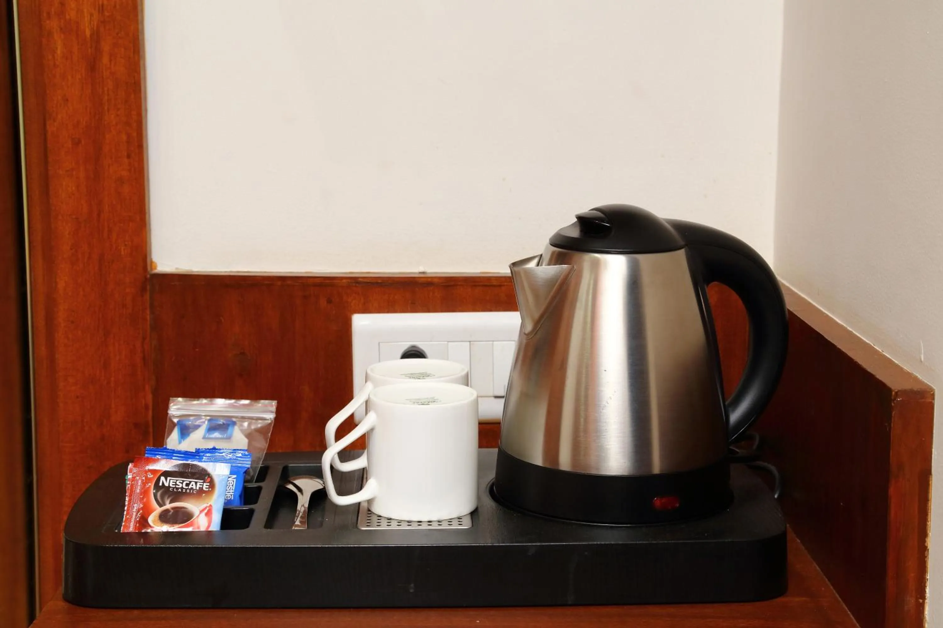 Coffee/tea facilities in The Altruist Business Hotel Andheri