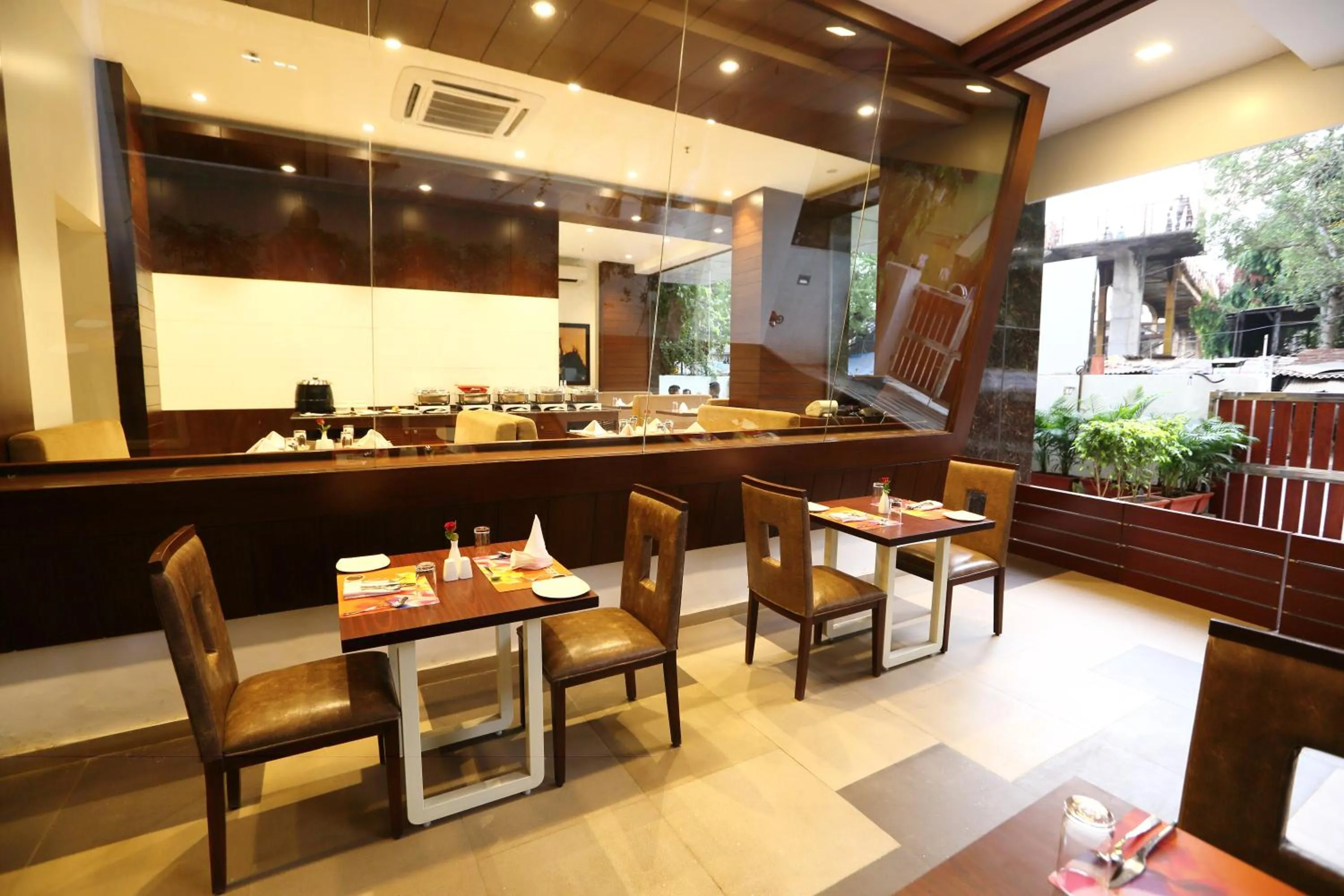 Restaurant/places to eat in The Altruist Business Hotel Andheri