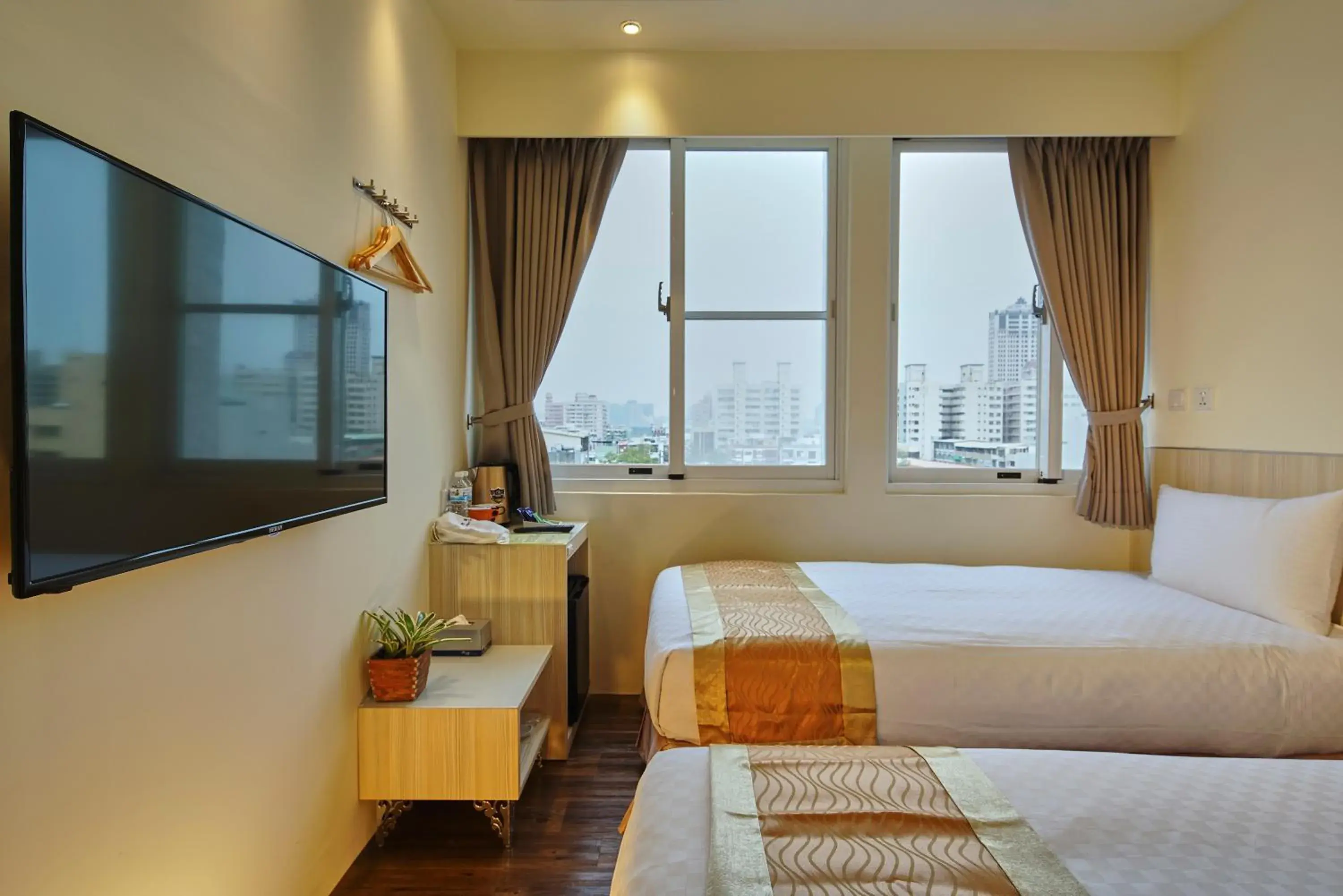 Photo of the whole room, Bed in M Hotel Photo of the whole room, Bed in M Hotel