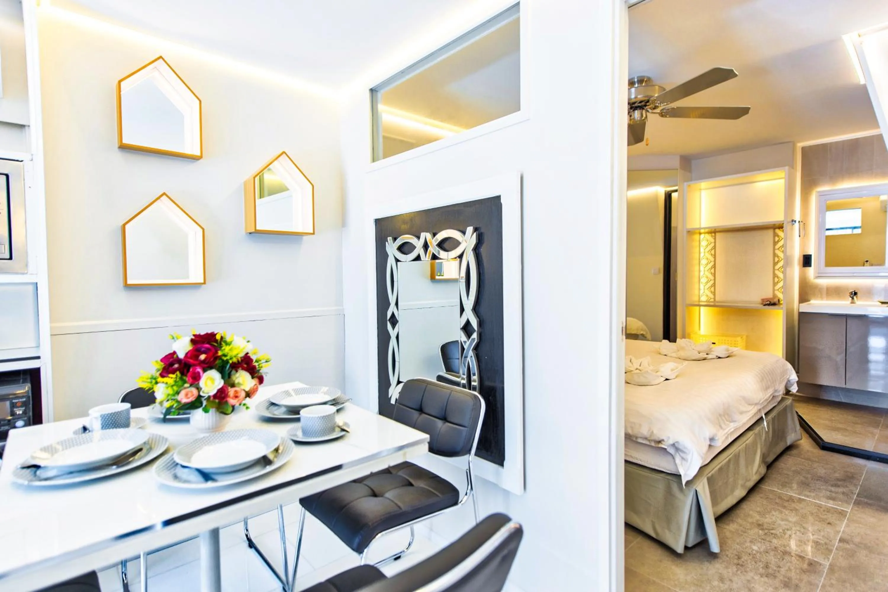 Seating area, Bed in Viengping Mansion