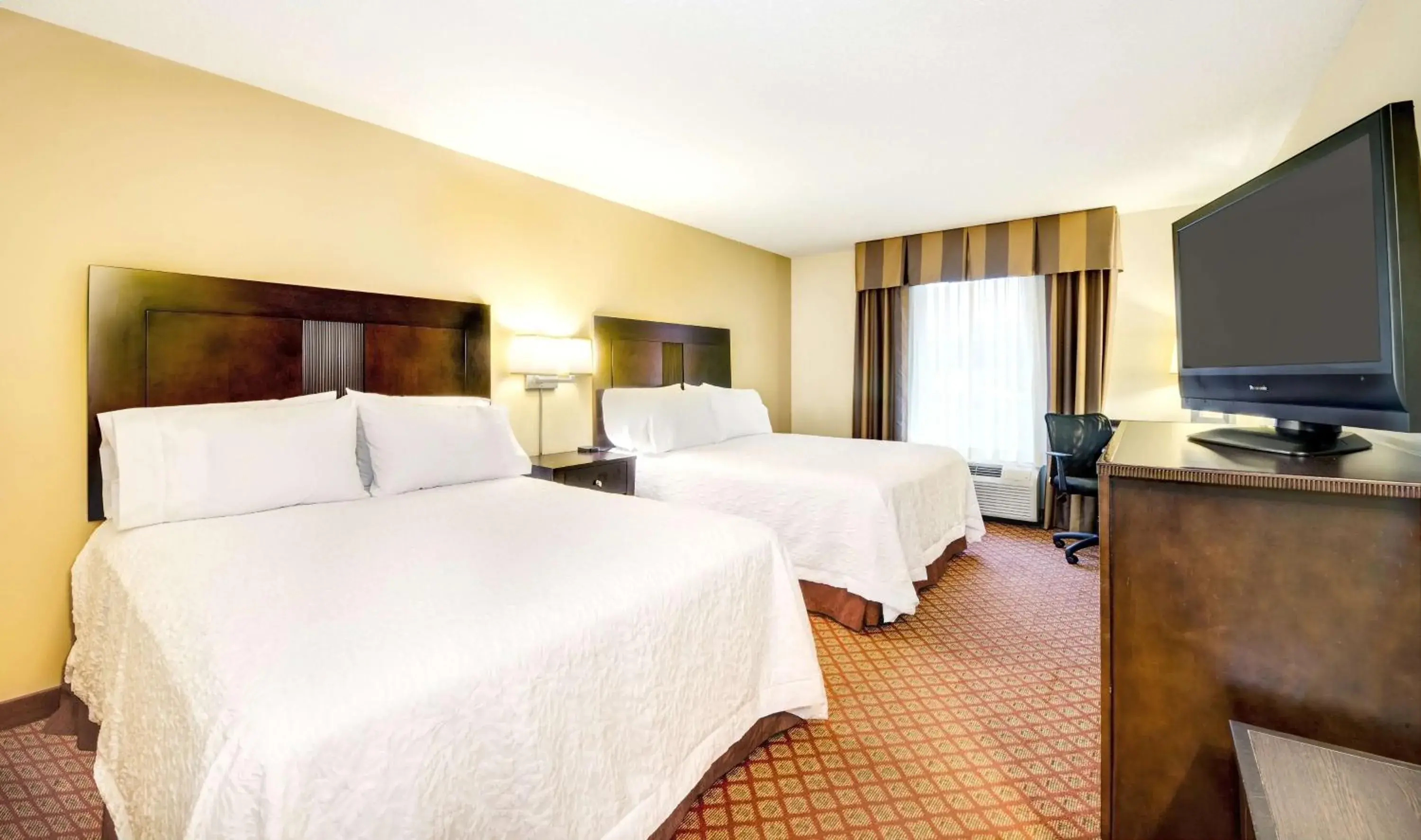 Bed in Hampton Inn & Suites Scottsboro Bed in Hampton Inn & Suites Scottsboro