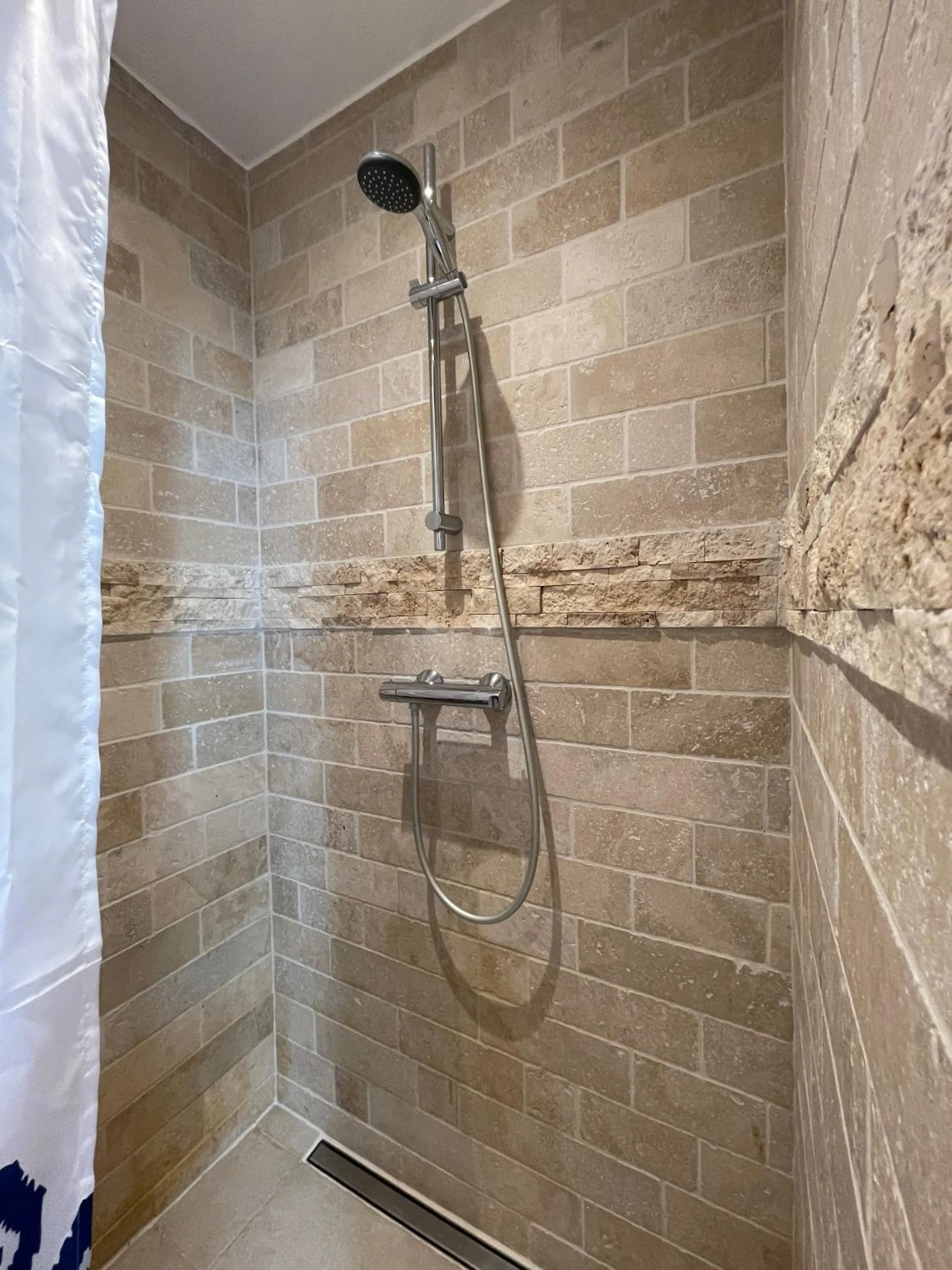 Shower in Hostel Lybeer Bruges