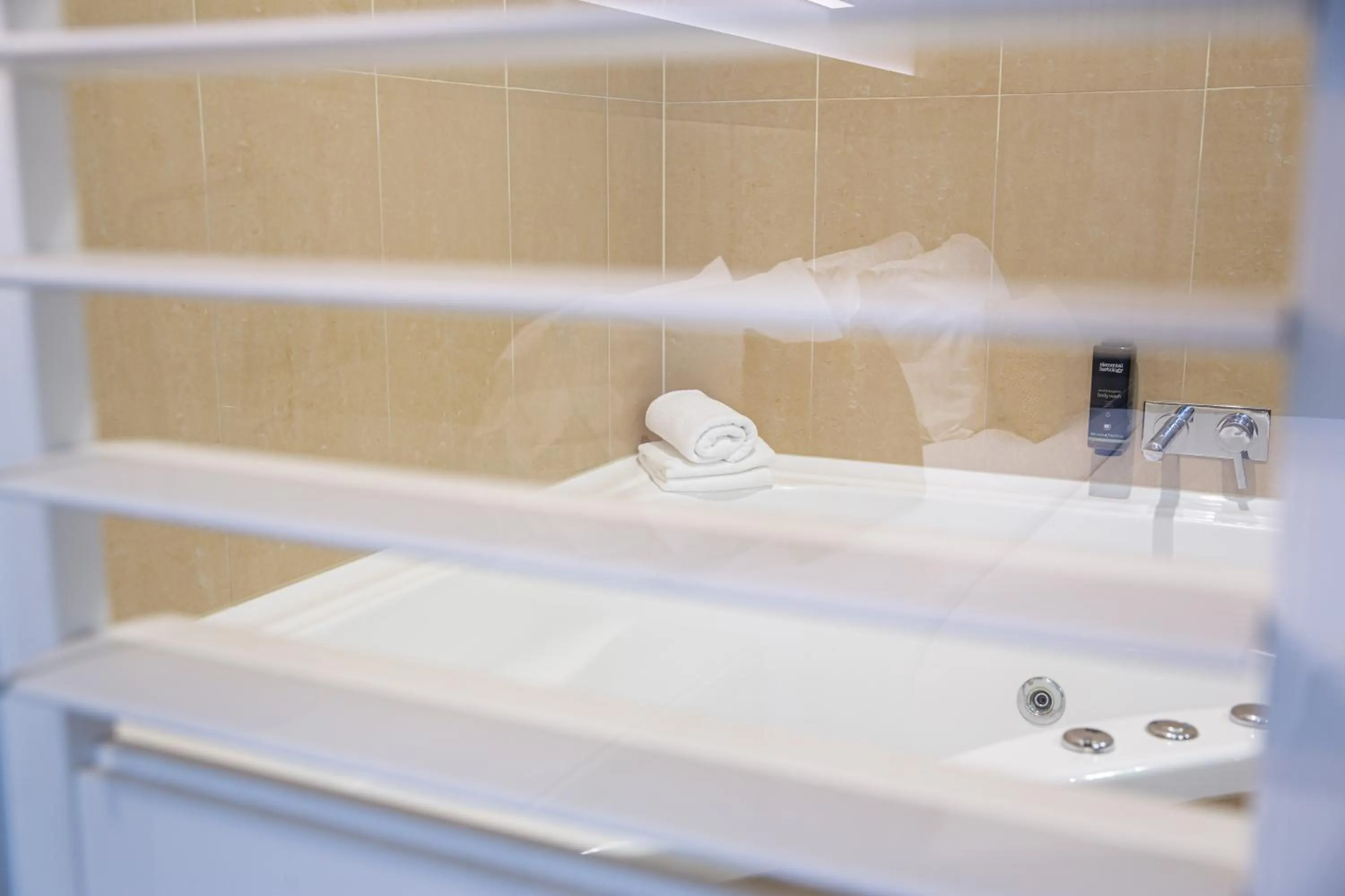 Hot Tub in Mercure Sydney Liverpool