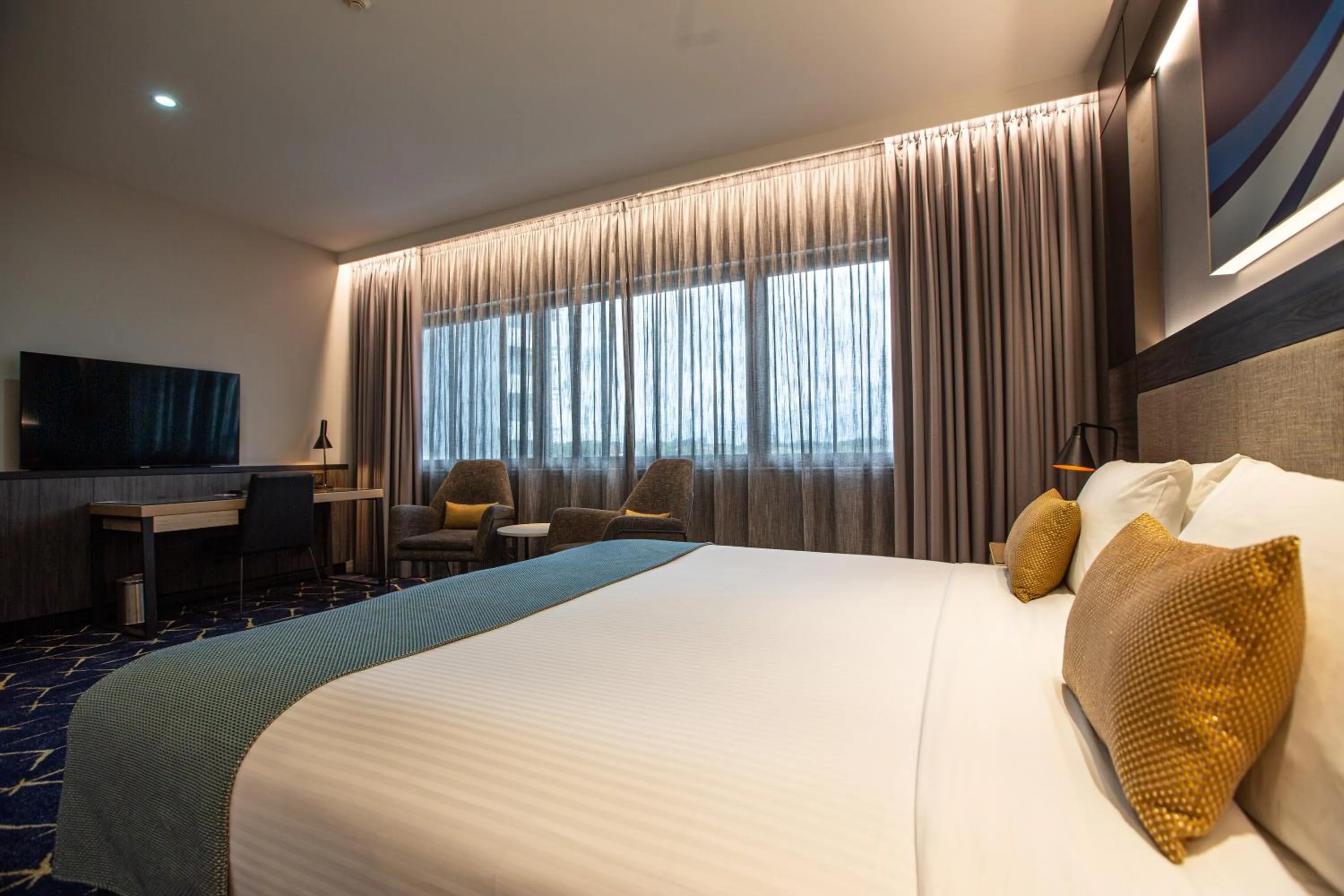 Bedroom, Bed in Mercure Sydney Liverpool