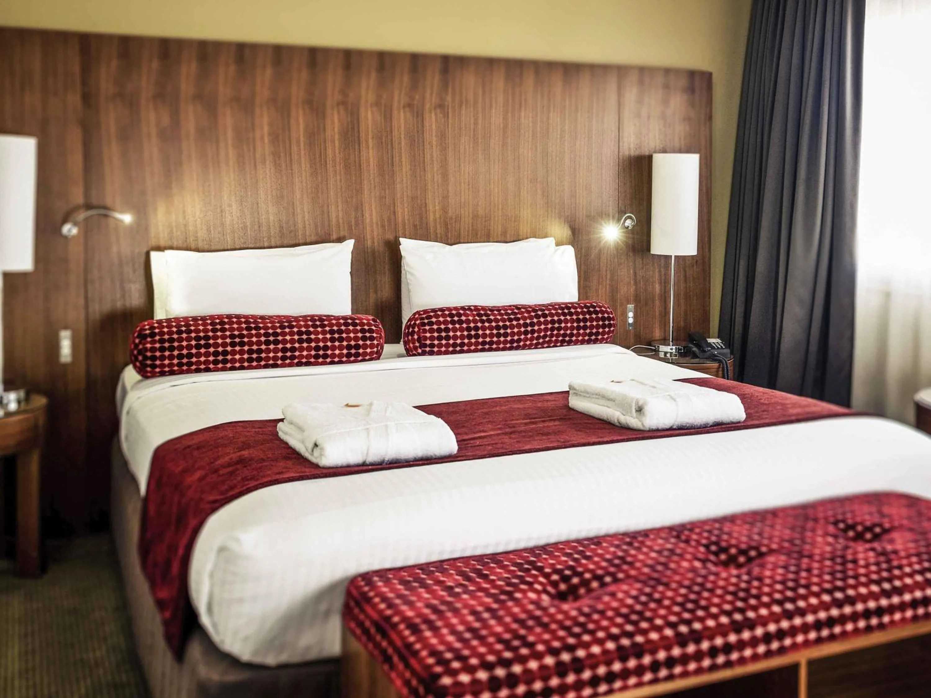 Bedroom, Bed in Mercure Sydney Liverpool