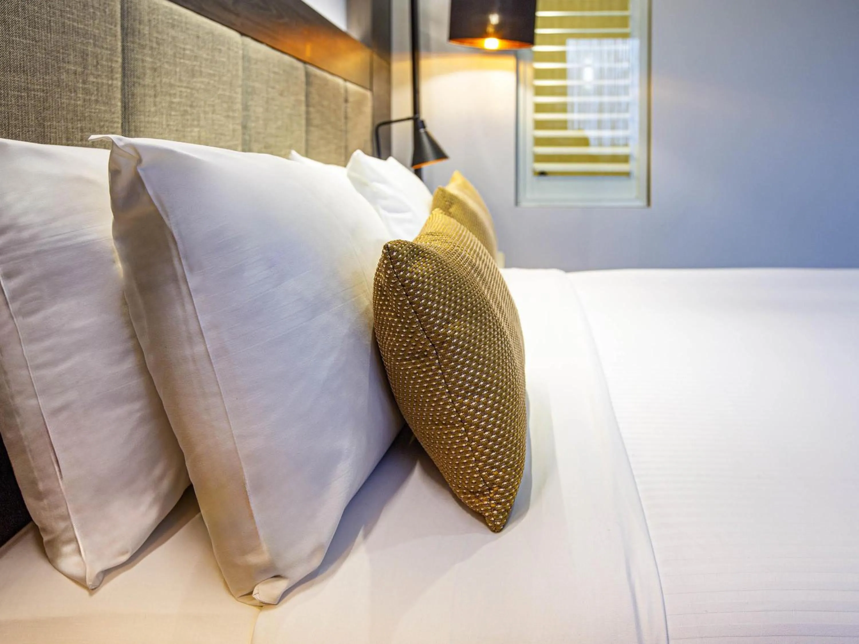 Bedroom, Bed in Mercure Sydney Liverpool