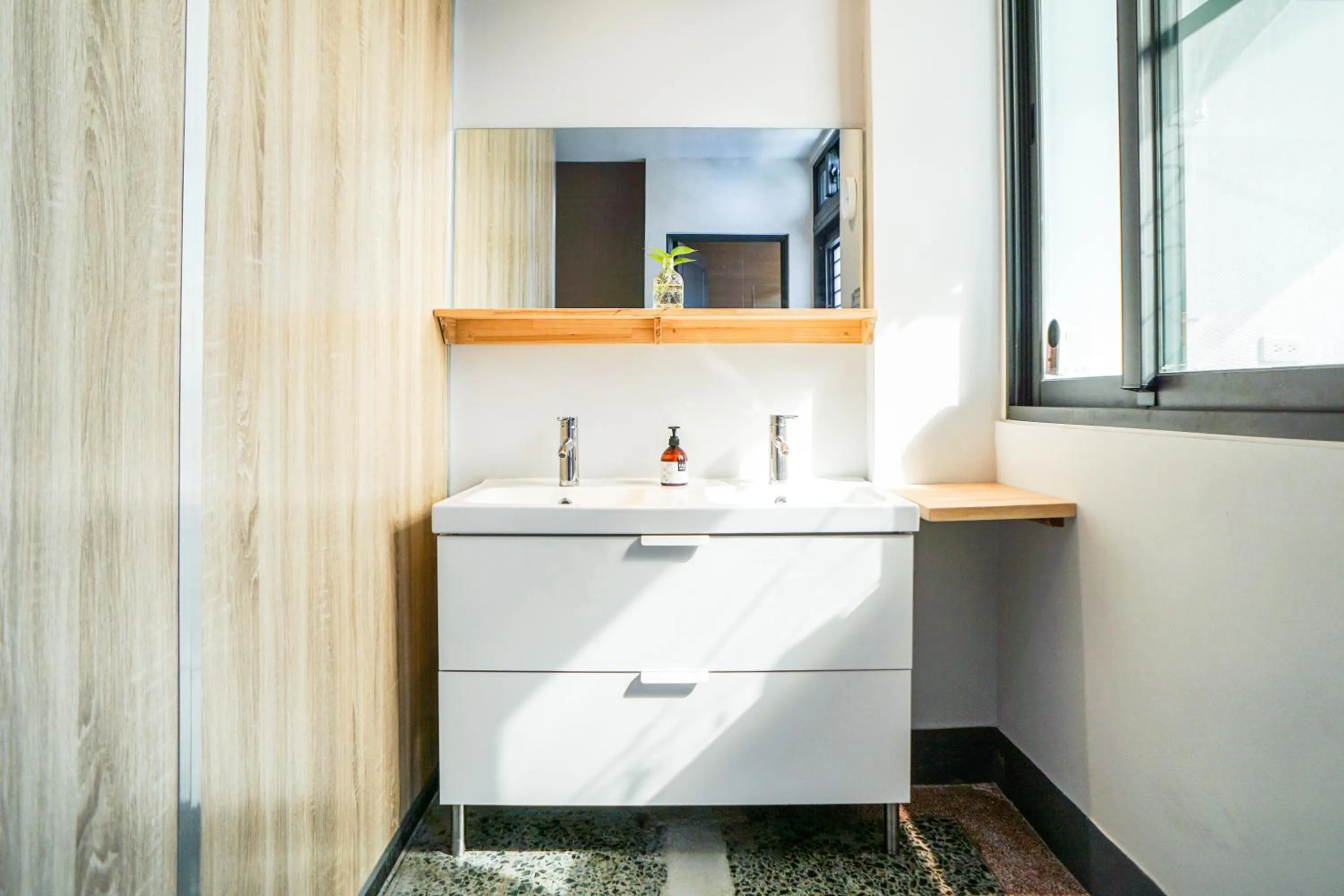 Shower in World Inn 窩二樓小客棧民宿