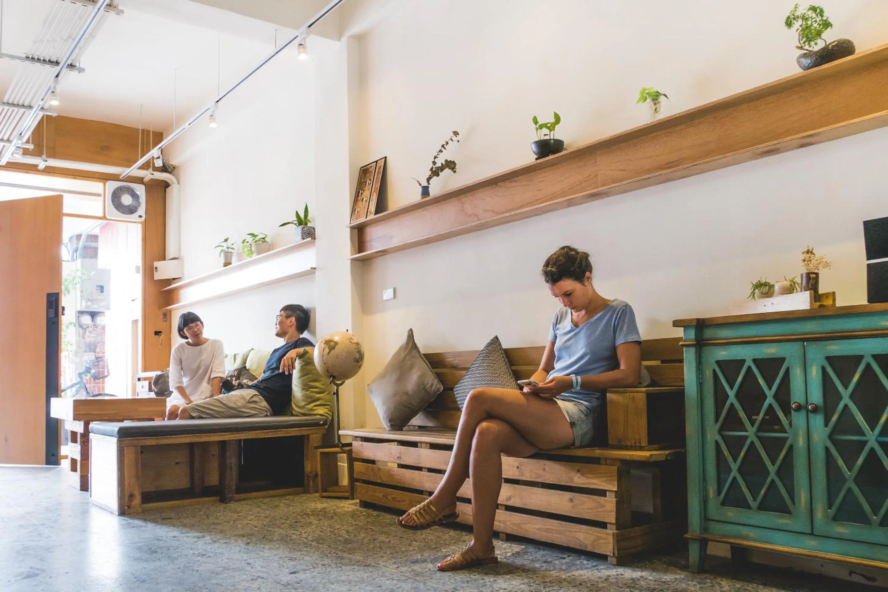Communal lounge/ TV room in World Inn 窩二樓小客棧民宿