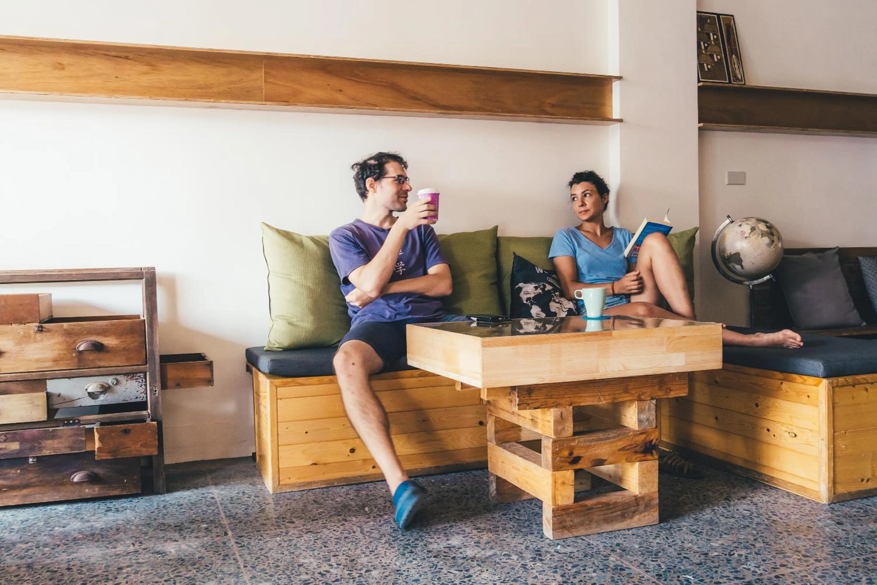 Communal lounge/ TV room in World Inn 窩二樓小客棧民宿