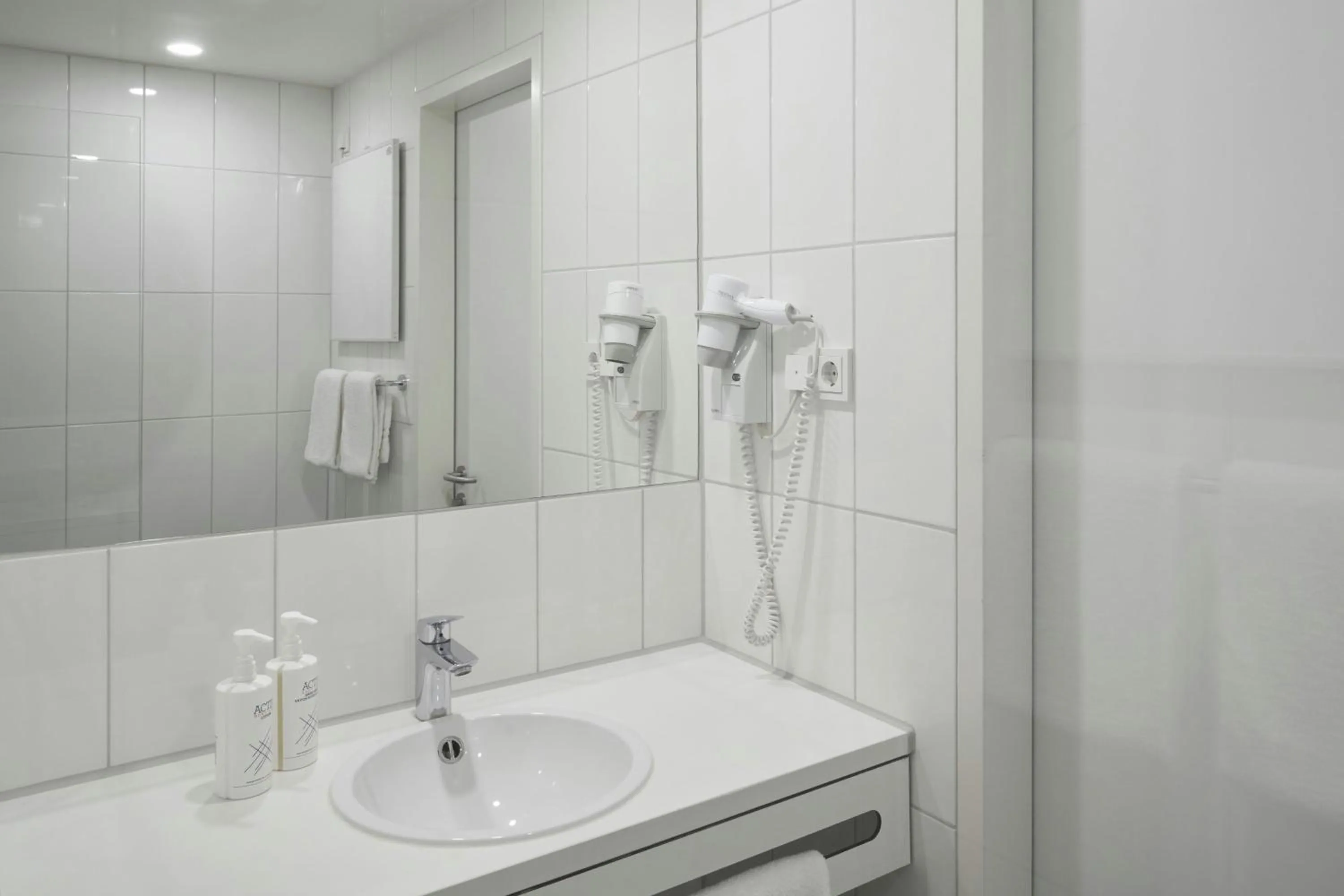Bathroom in Four Points Flex by Sheraton Essen