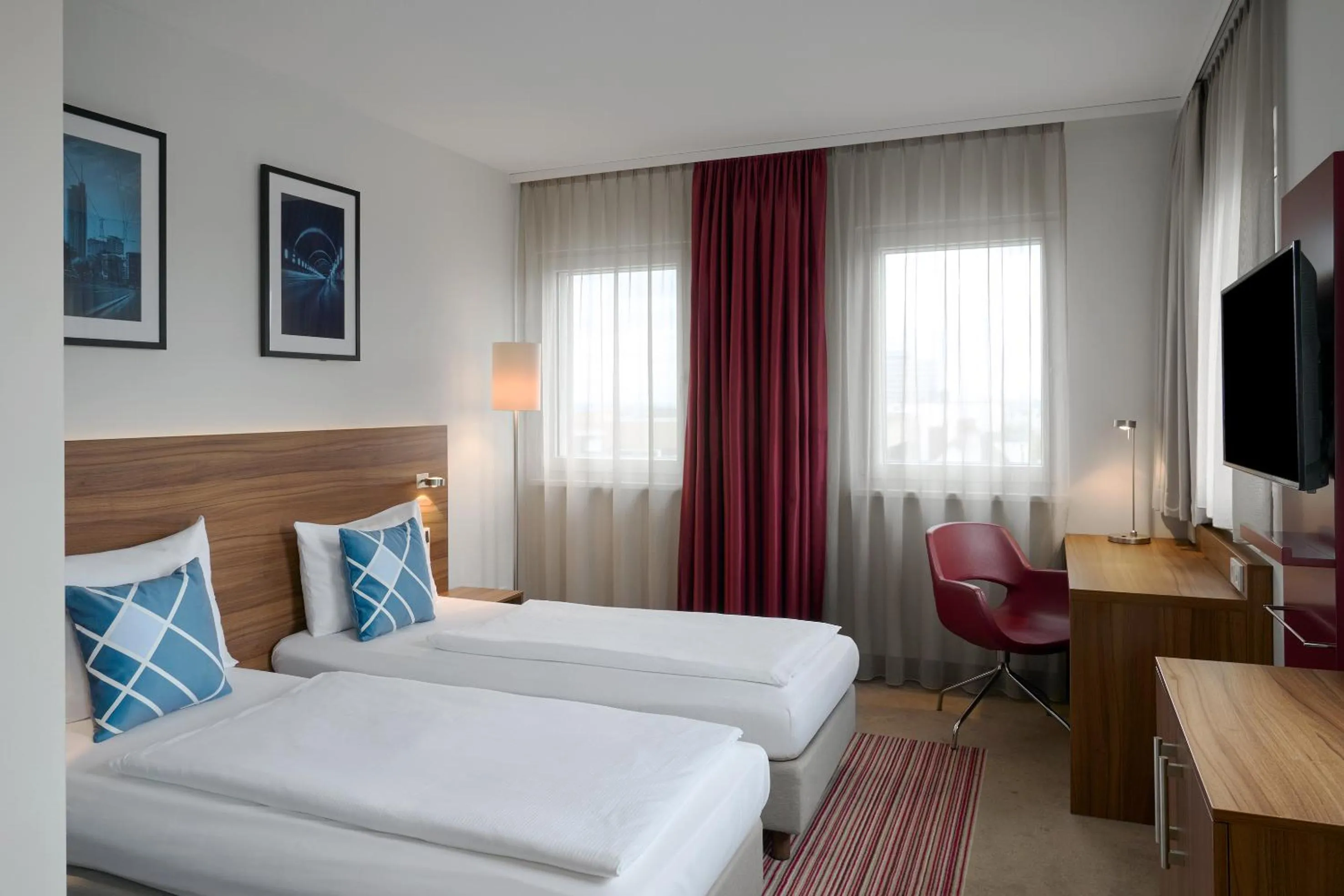 Photo of the whole room, Bed in Four Points Flex by Sheraton Essen