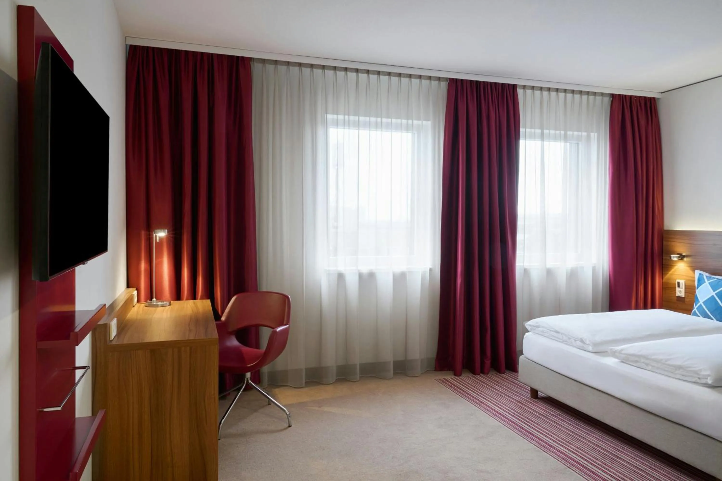 Photo of the whole room, Bed in Four Points Flex by Sheraton Essen