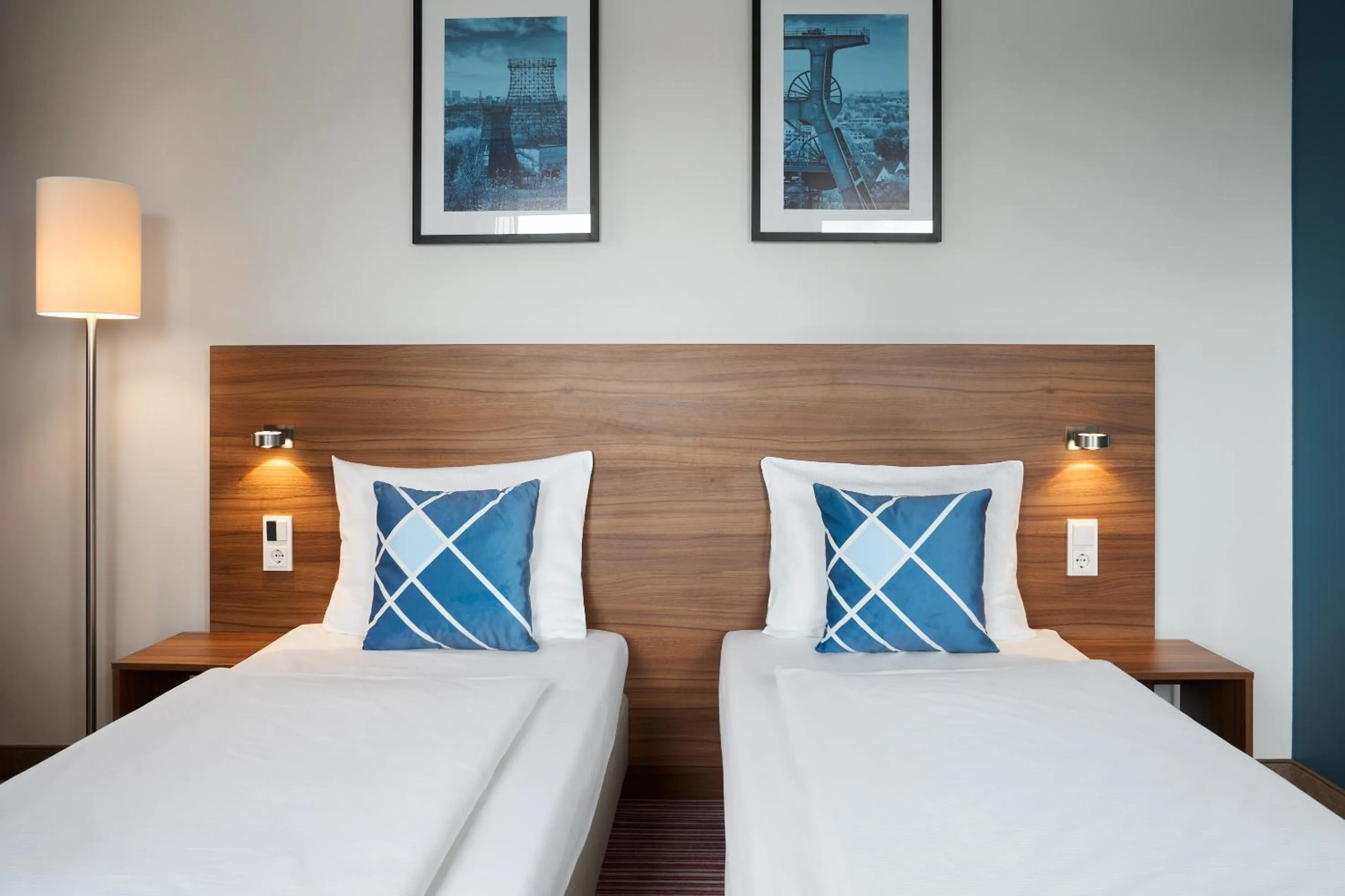 Photo of the whole room, Bed in Four Points Flex by Sheraton Essen