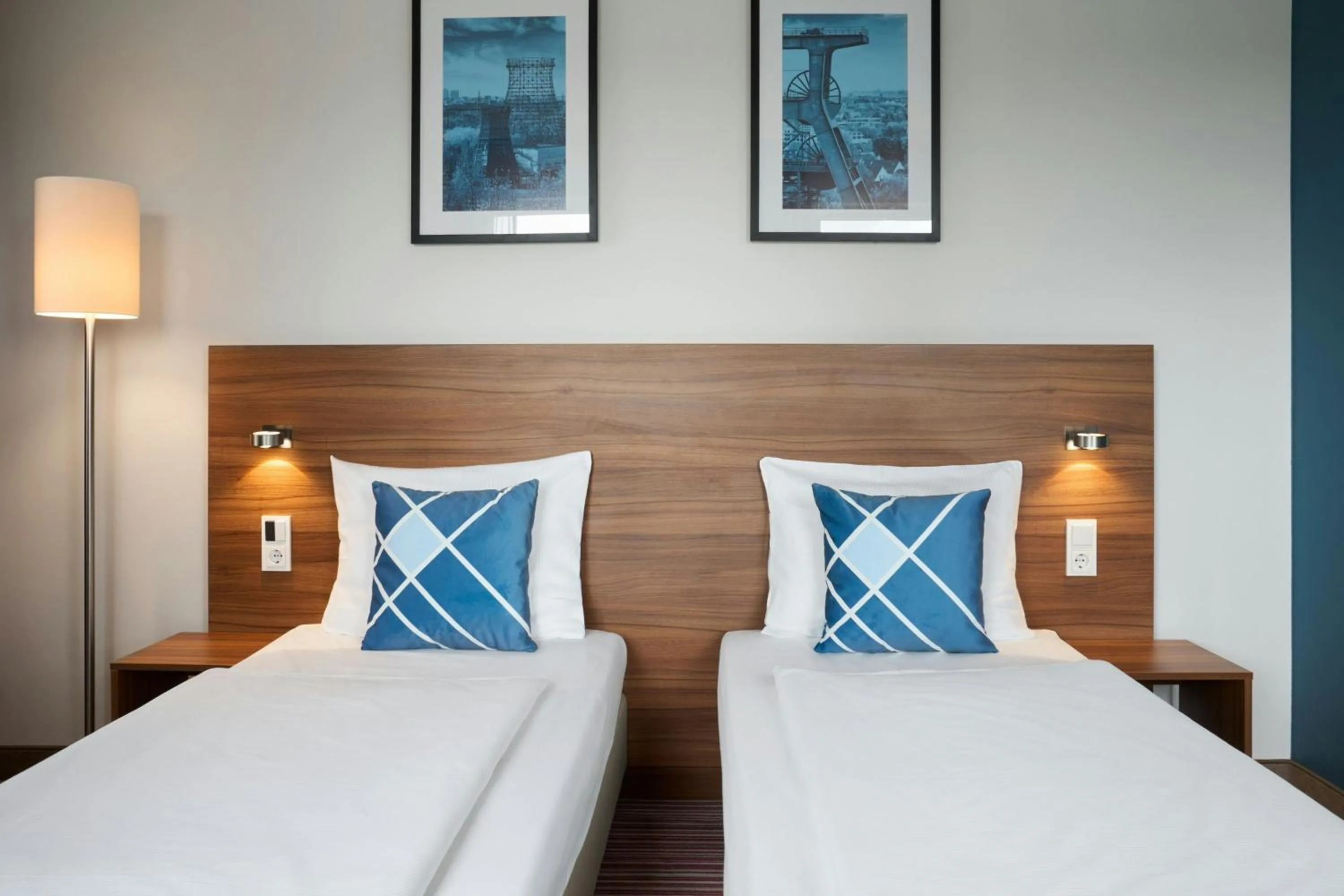 Photo of the whole room, Bed in Four Points Flex by Sheraton Essen