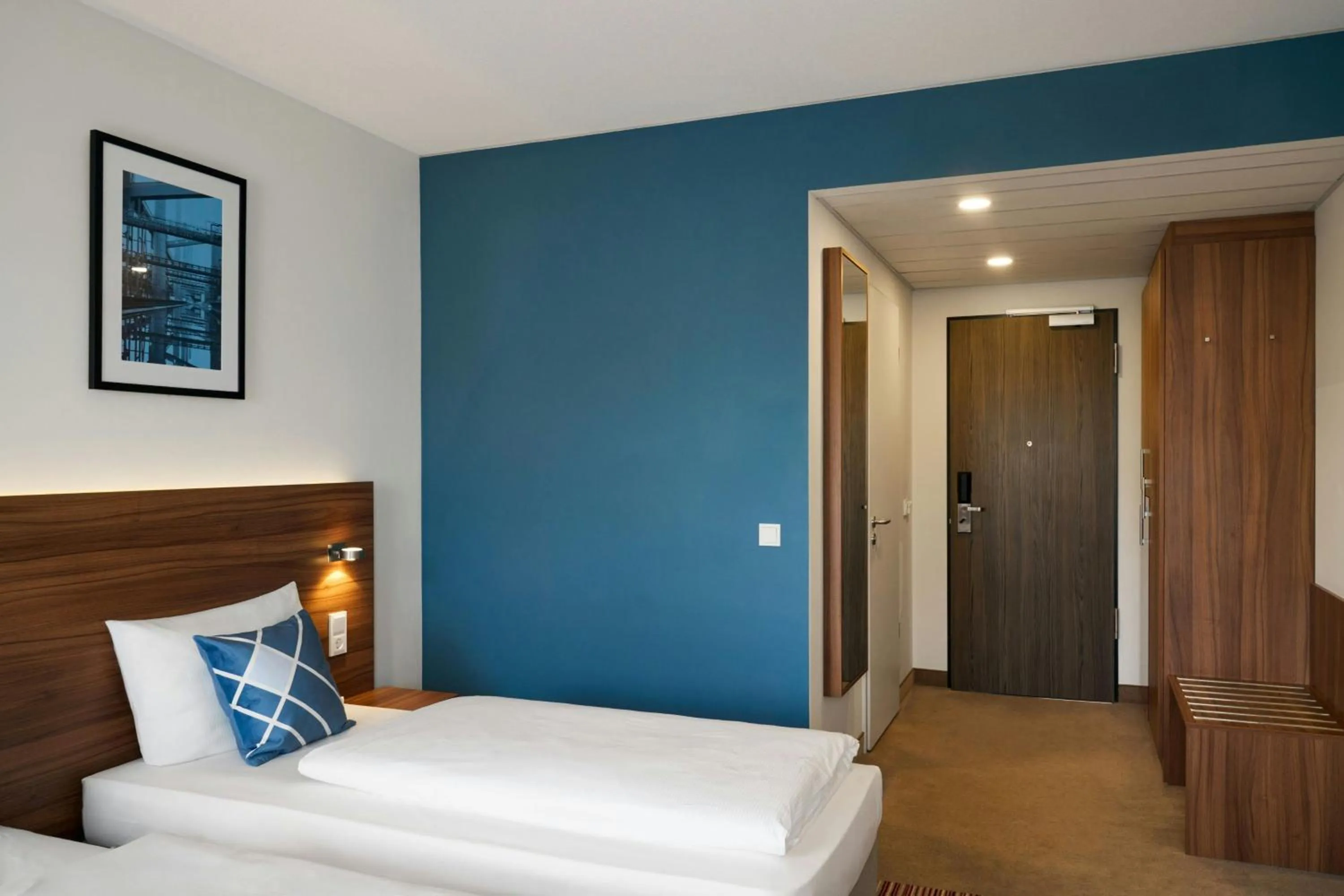 Photo of the whole room, Bed in Four Points Flex by Sheraton Essen