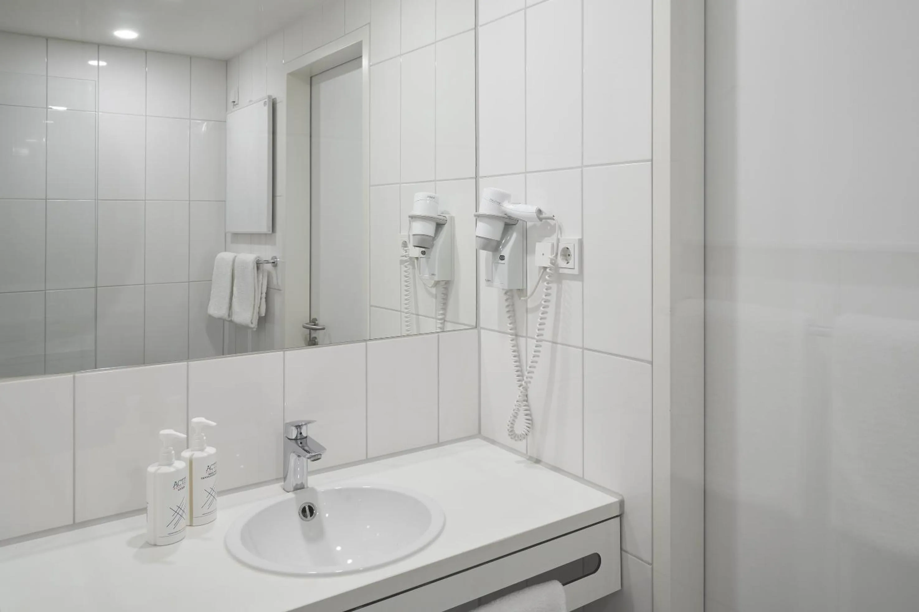 Bathroom in Four Points Flex by Sheraton Essen