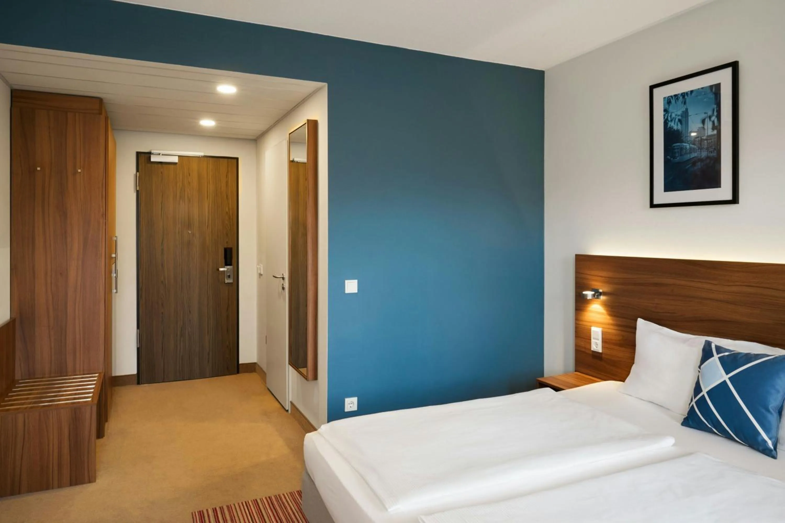 Photo of the whole room, Bed in Four Points Flex by Sheraton Essen