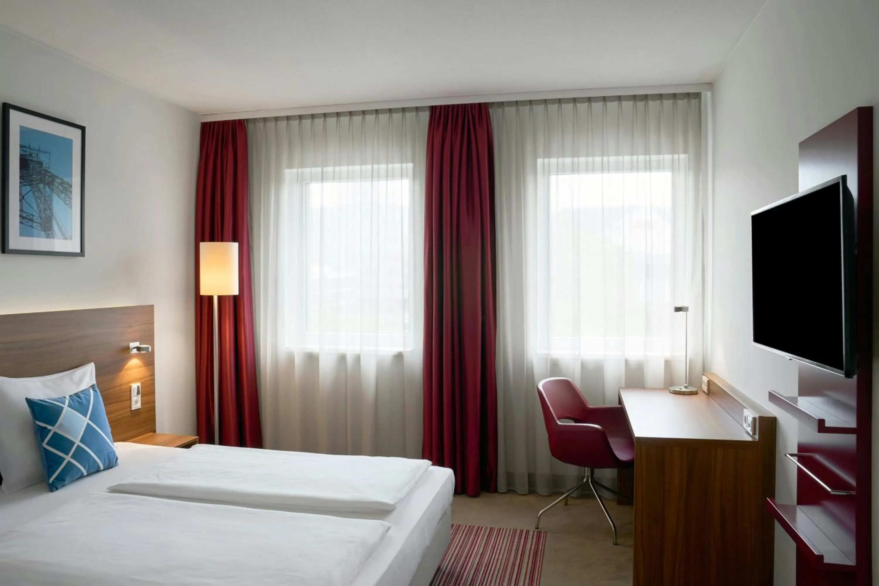 Photo of the whole room, Bed in Four Points Flex by Sheraton Essen