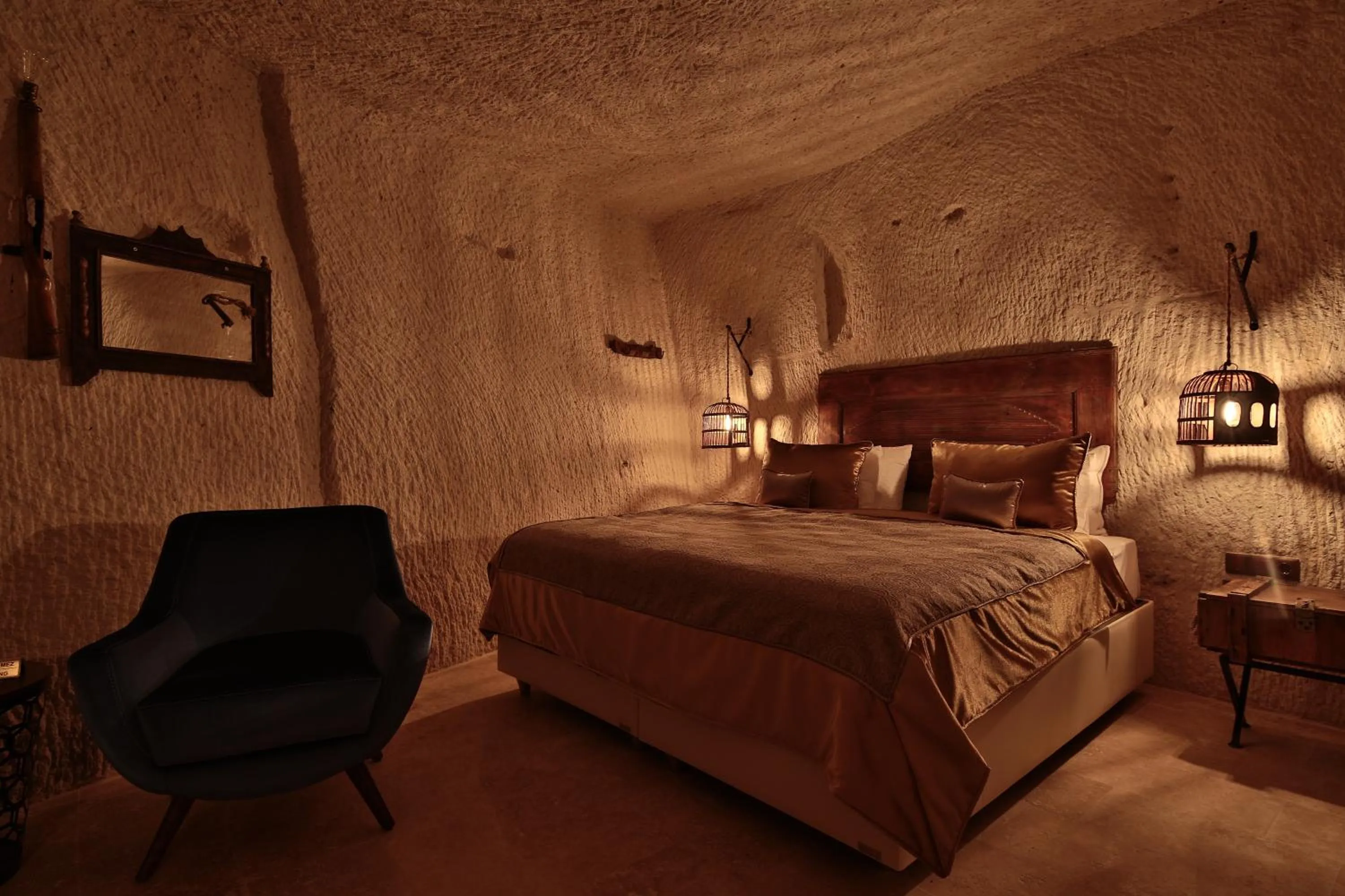 Photo of the whole room, Bed in The Owl Cave Hotel
