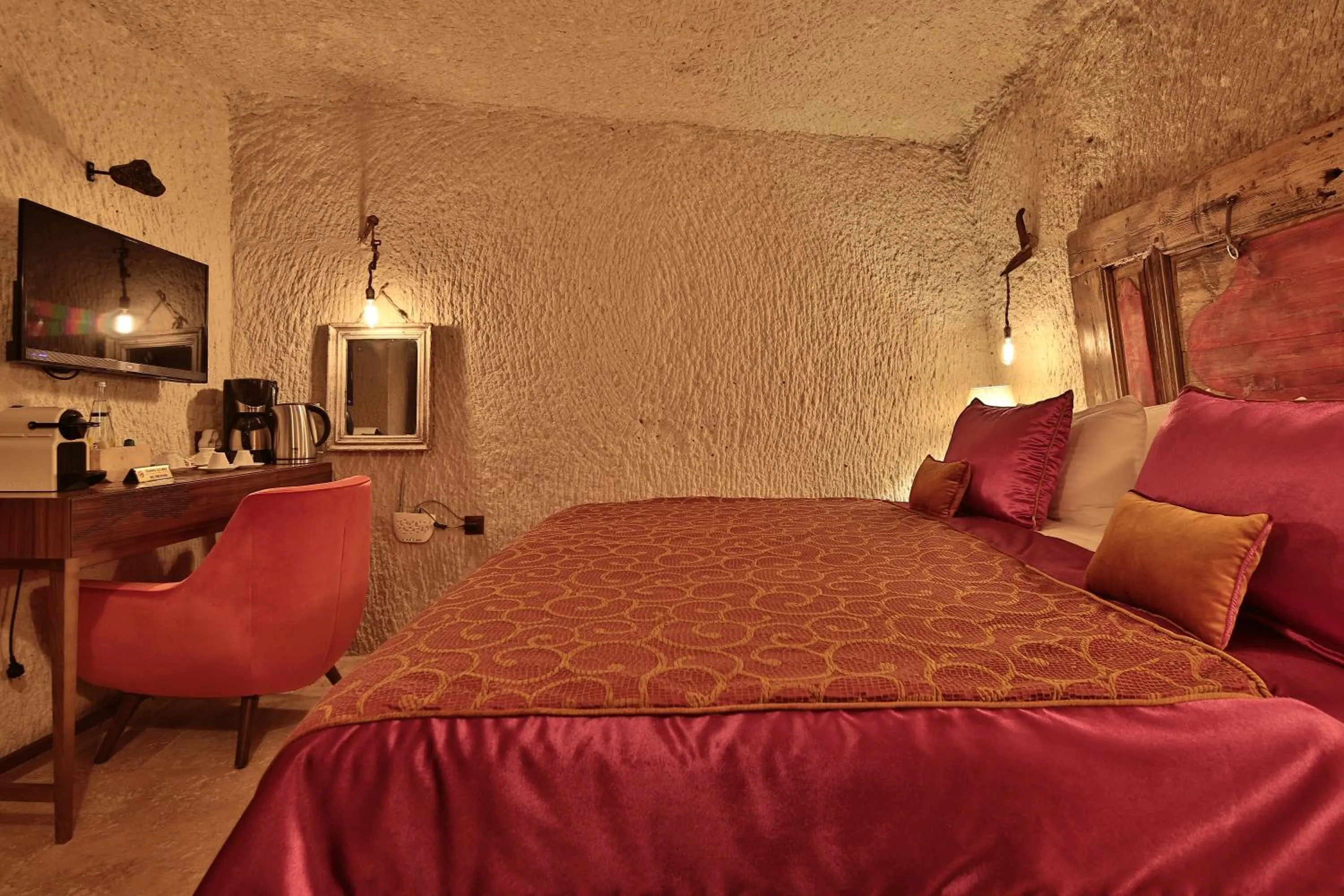 Photo of the whole room, Bed in The Owl Cave Hotel