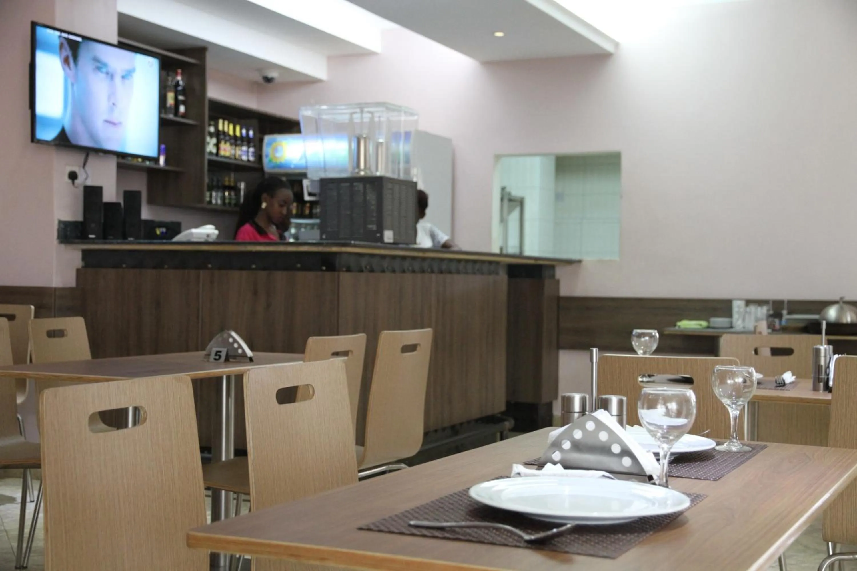 Restaurant/places to eat in Namayiba Park Hotel Kampala