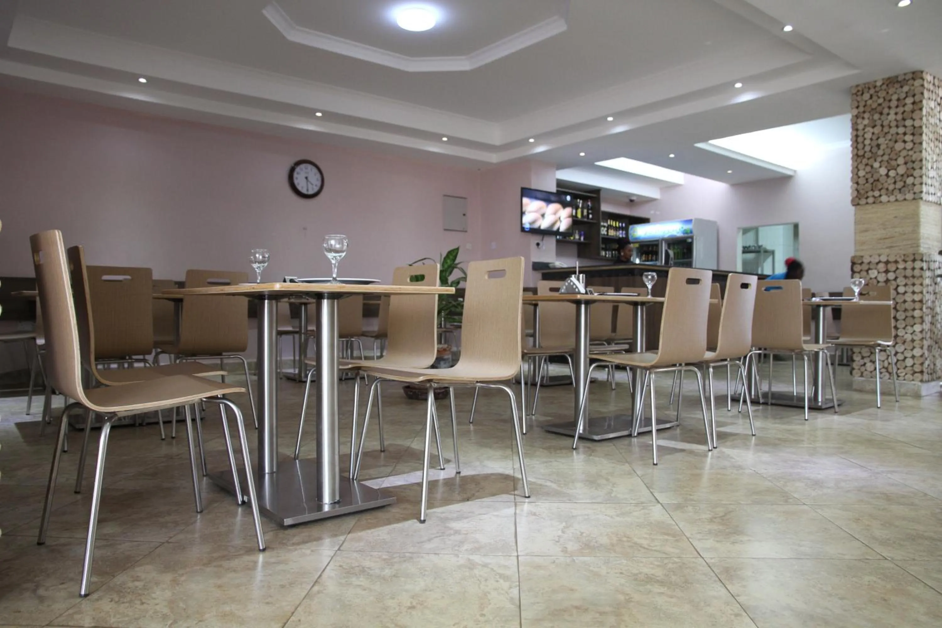 Restaurant/places to eat in Namayiba Park Hotel Kampala