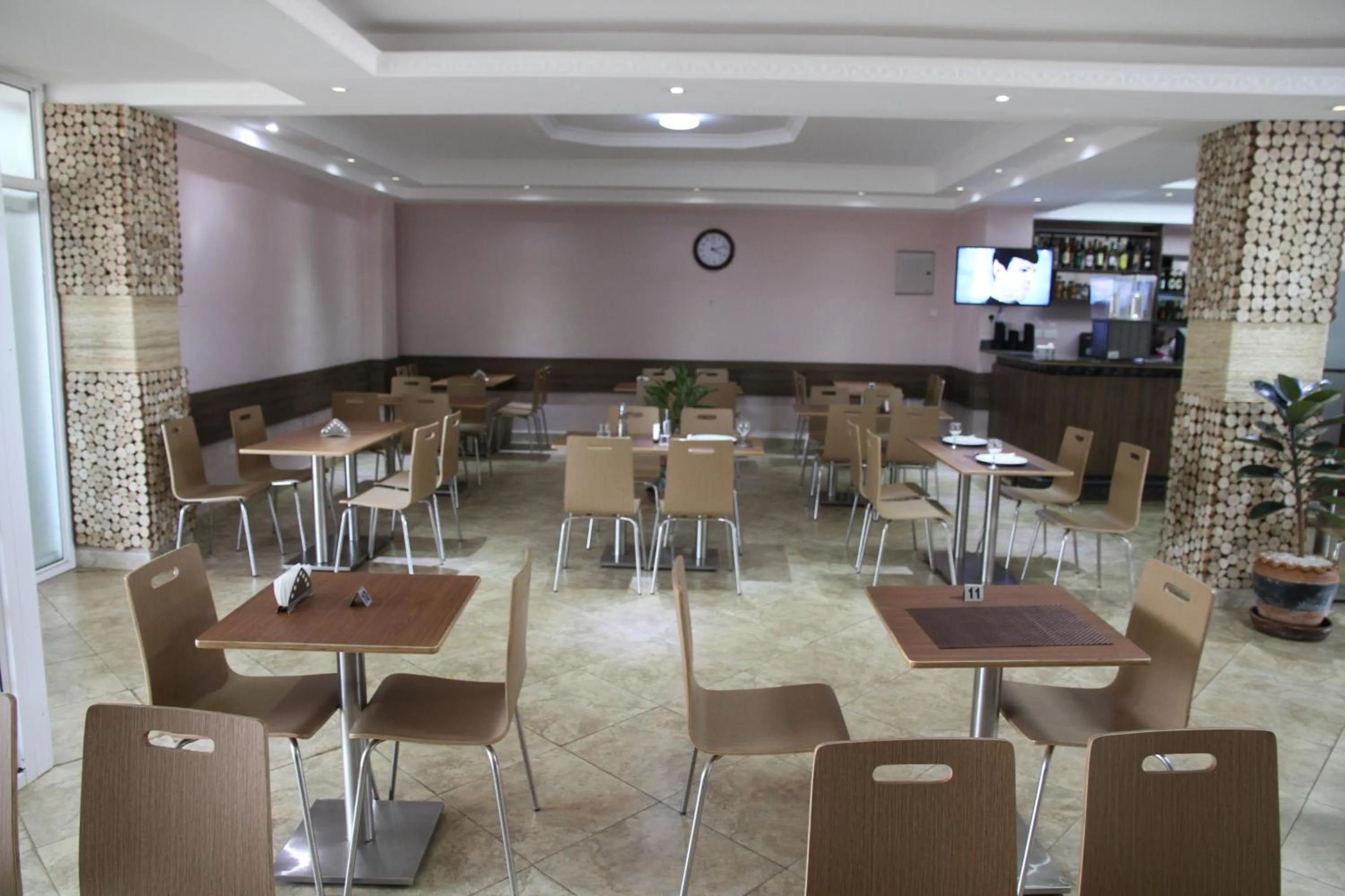 Restaurant/places to eat in Namayiba Park Hotel Kampala