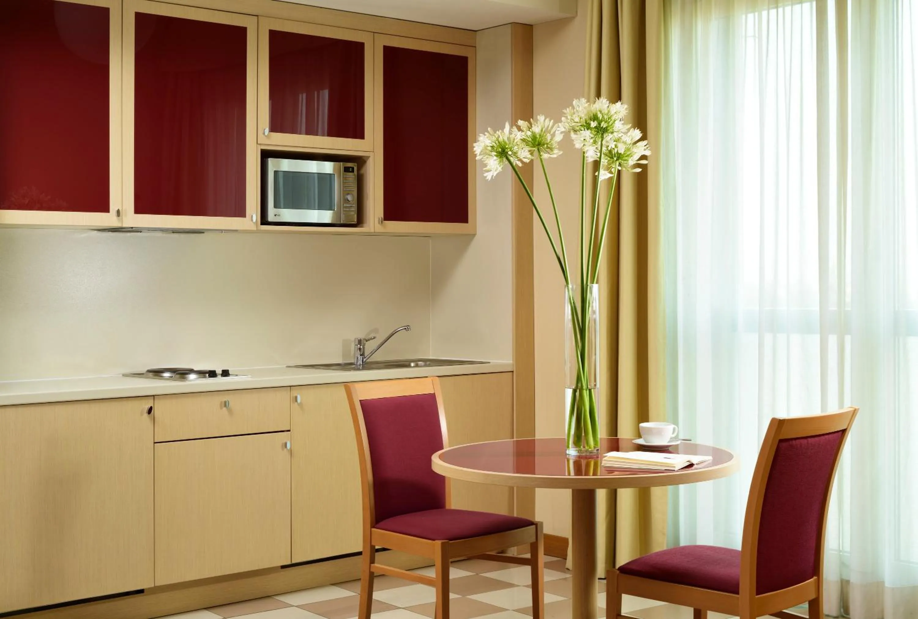 Kitchen or kitchenette in UNA Hotels The One Milano Hotel & Residence