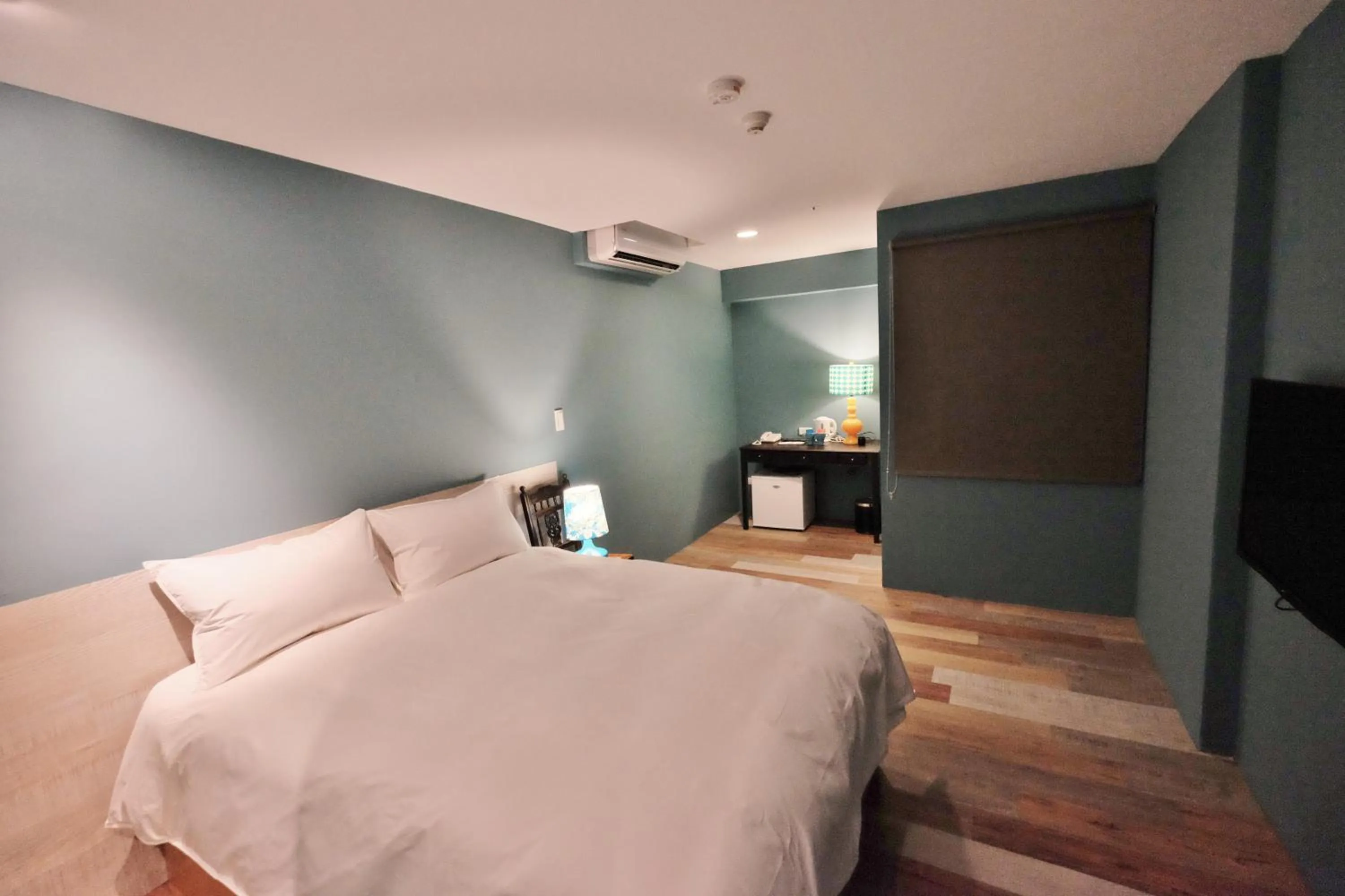 Bedroom, Bed in Happy Inn