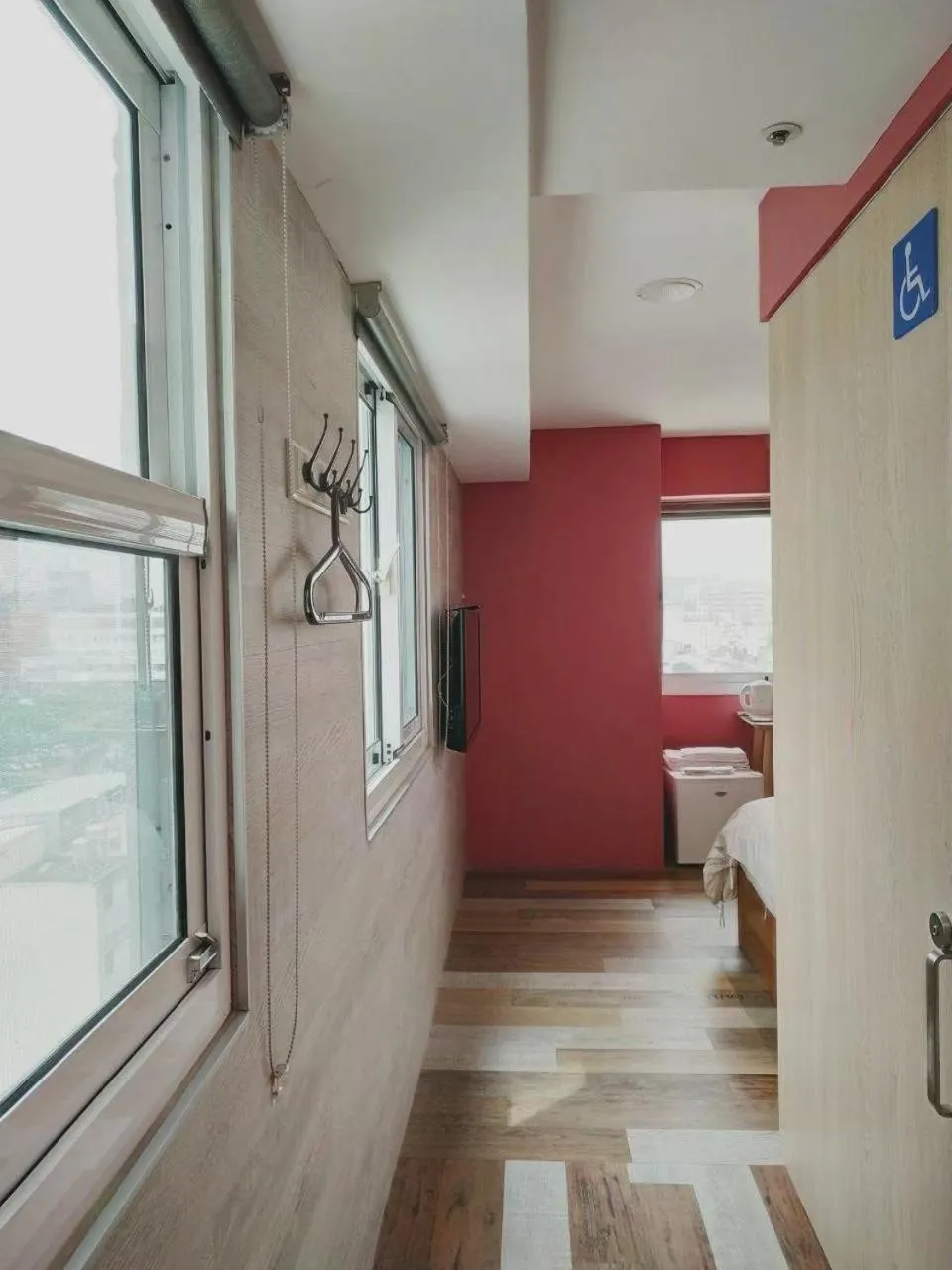 Photo of the whole room, Bed in Happy Inn