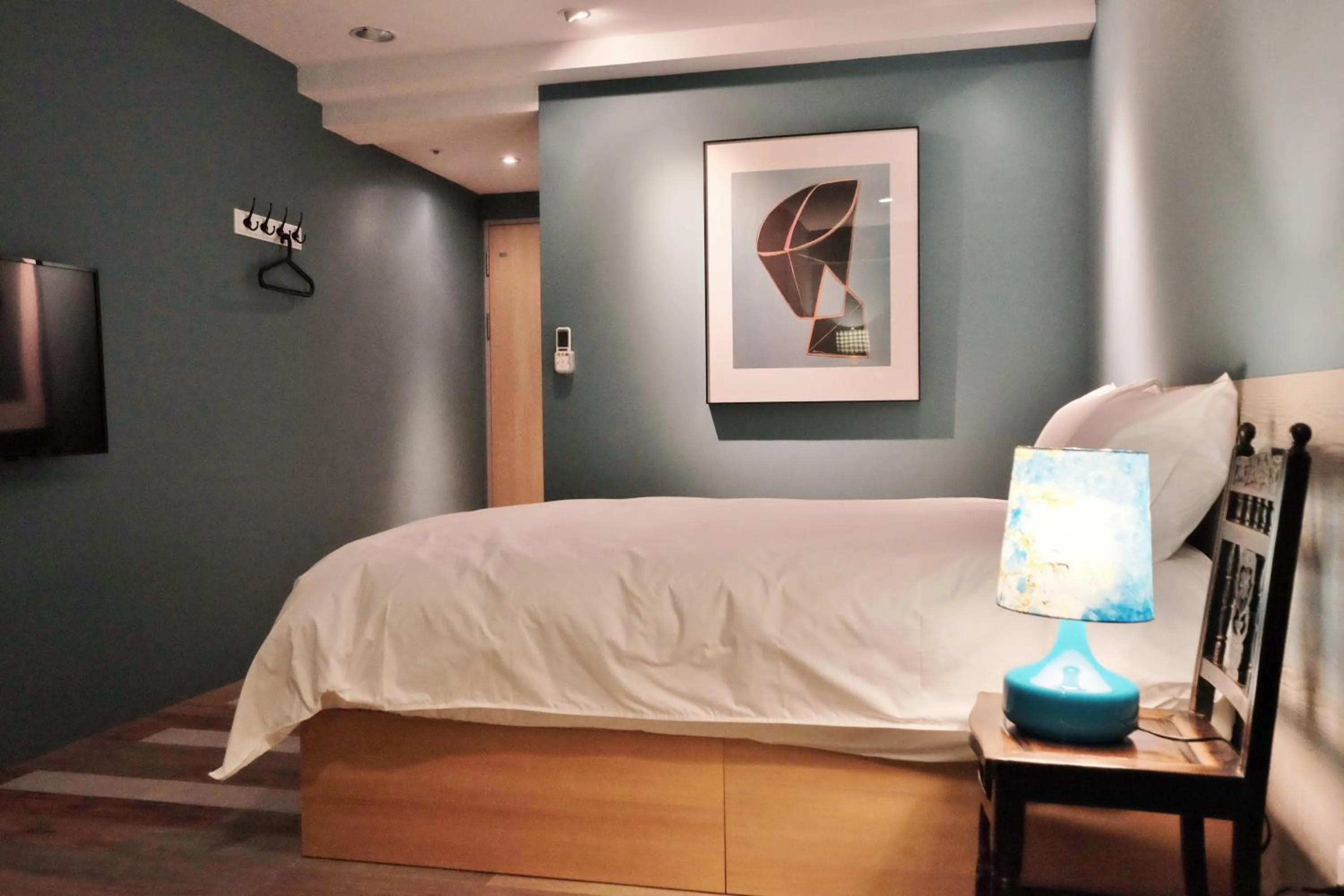 Photo of the whole room, Bed in Happy Inn