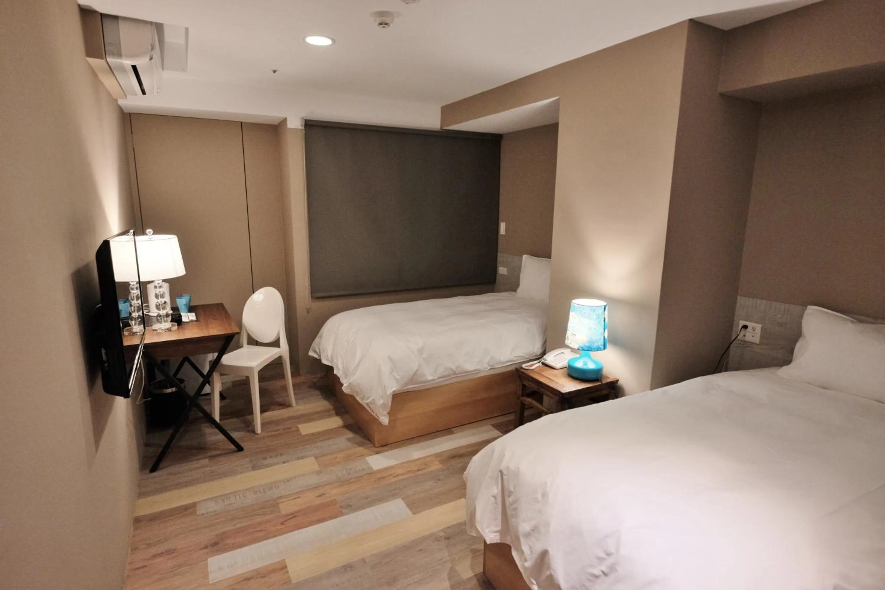 Photo of the whole room, Bed in Happy Inn