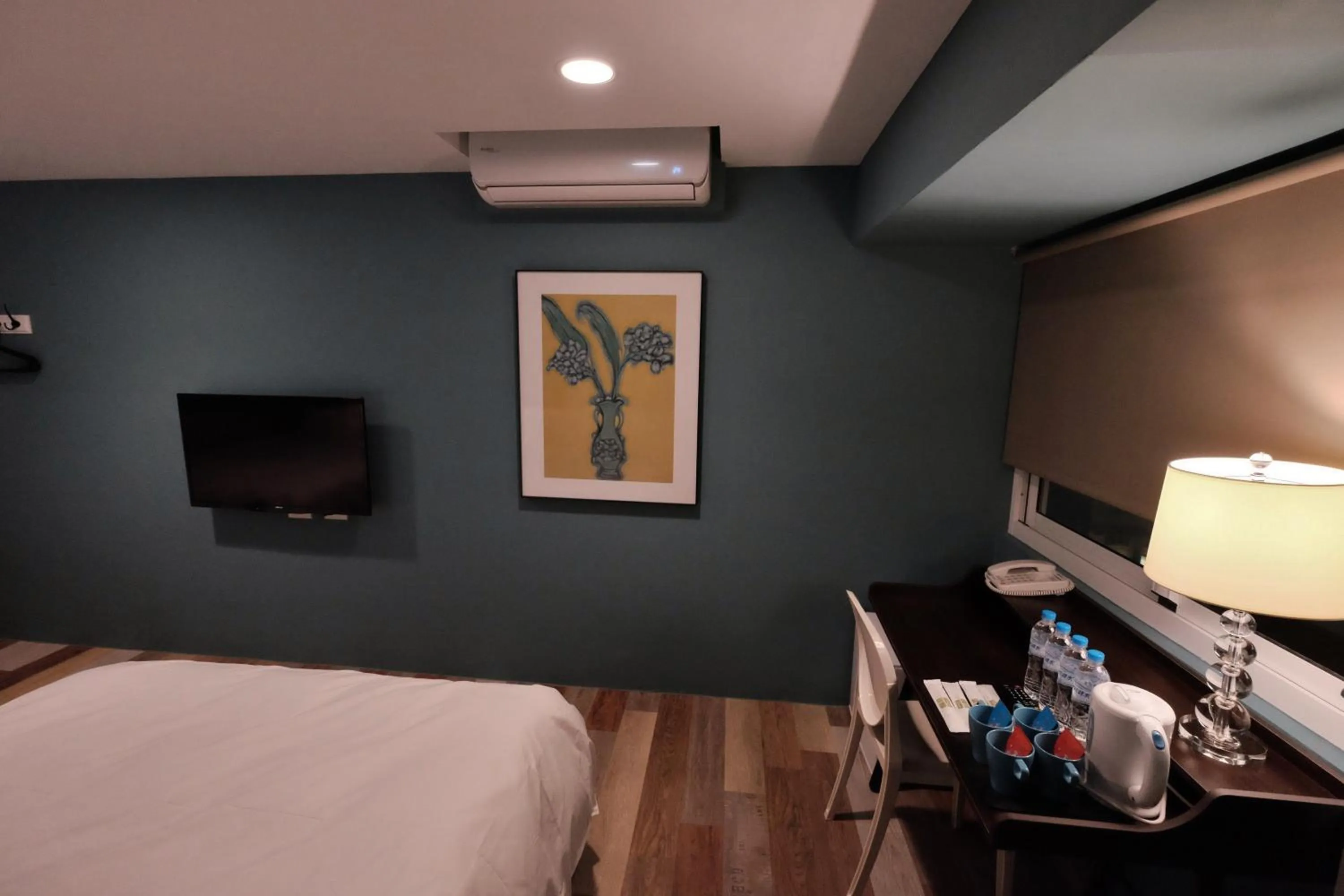 Photo of the whole room, Bed in Happy Inn